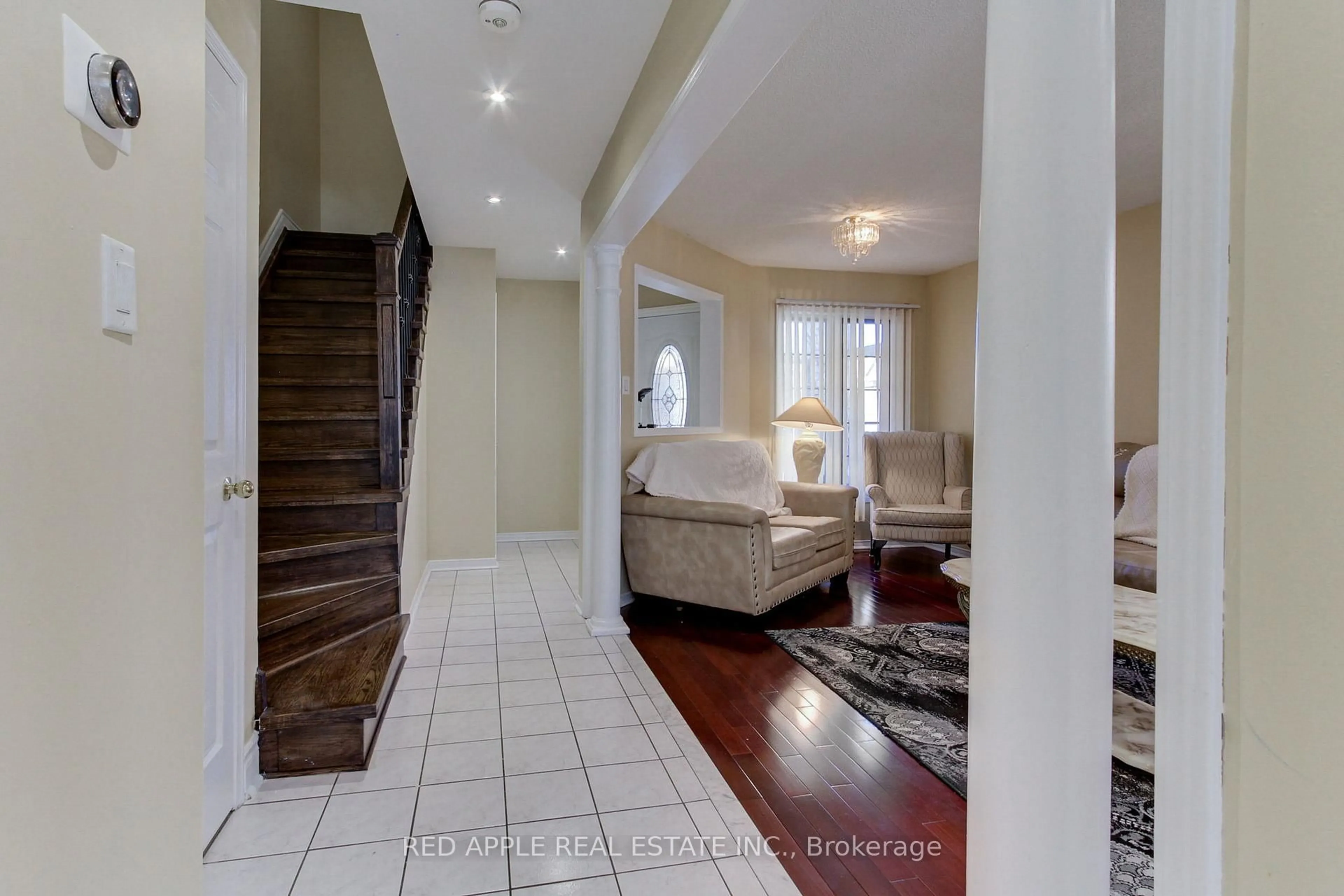 Indoor entryway for 26 Tumbleweed Tr, Brampton Ontario L6Y 5A1