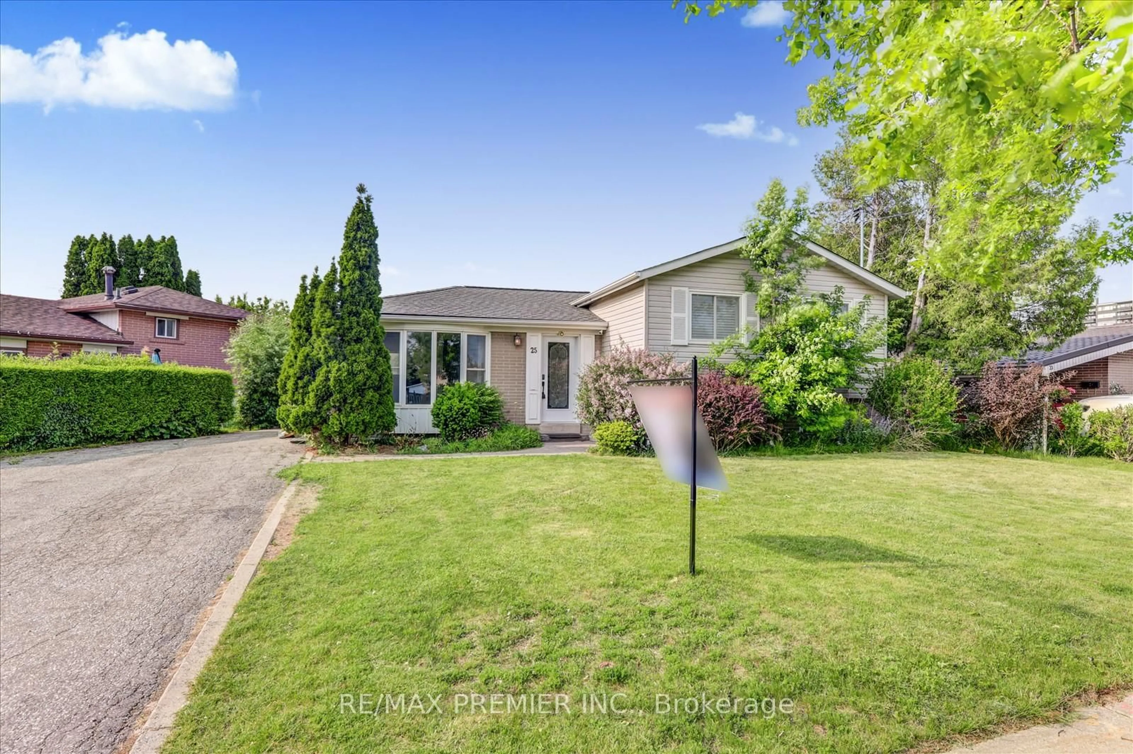 A pic from outside/outdoor area/front of a property/back of a property/a pic from drone, street for 25 Secroft Cres, Toronto Ontario M3N 1R5
