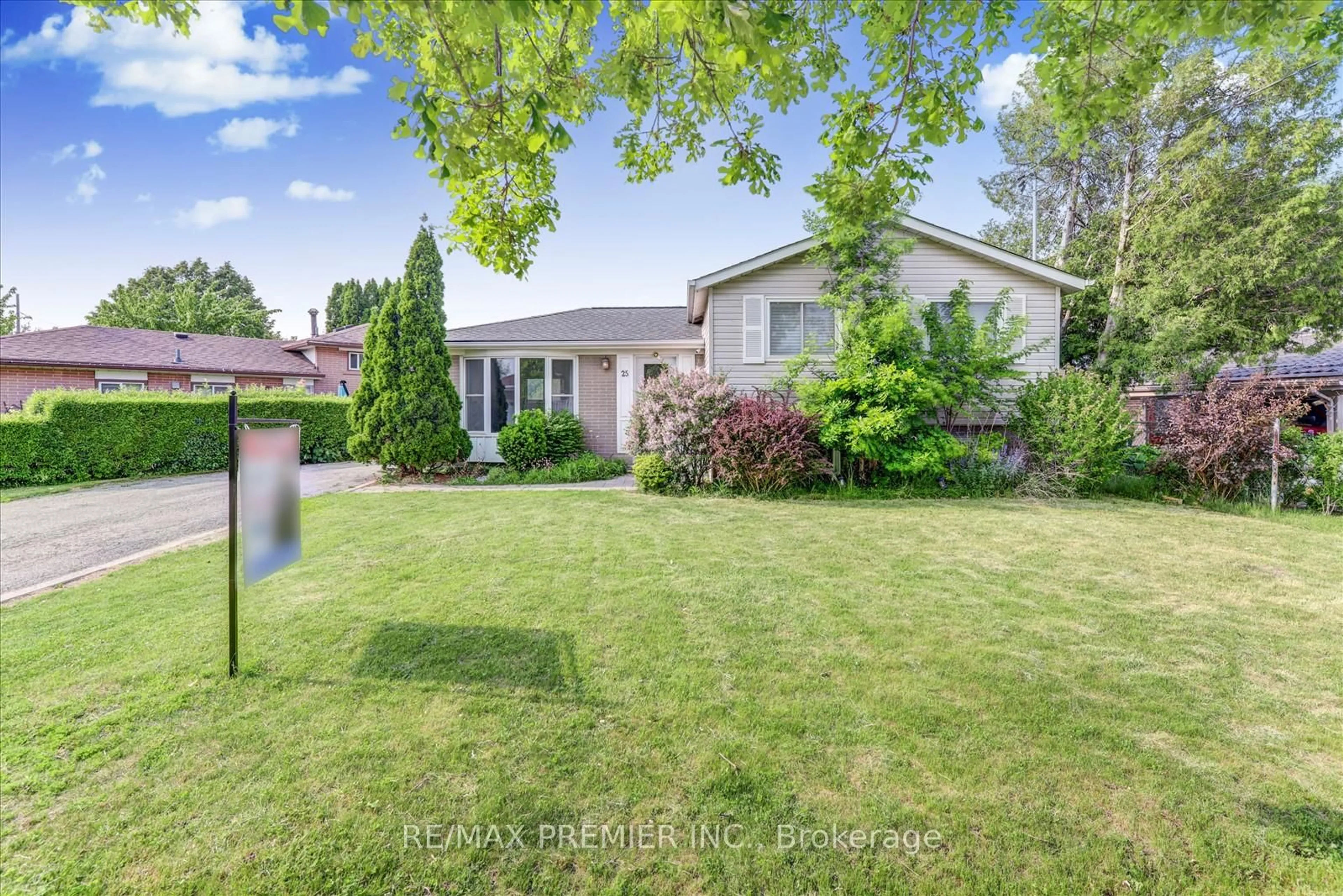 A pic from outside/outdoor area/front of a property/back of a property/a pic from drone, street for 25 Secroft Cres, Toronto Ontario M3N 1R5