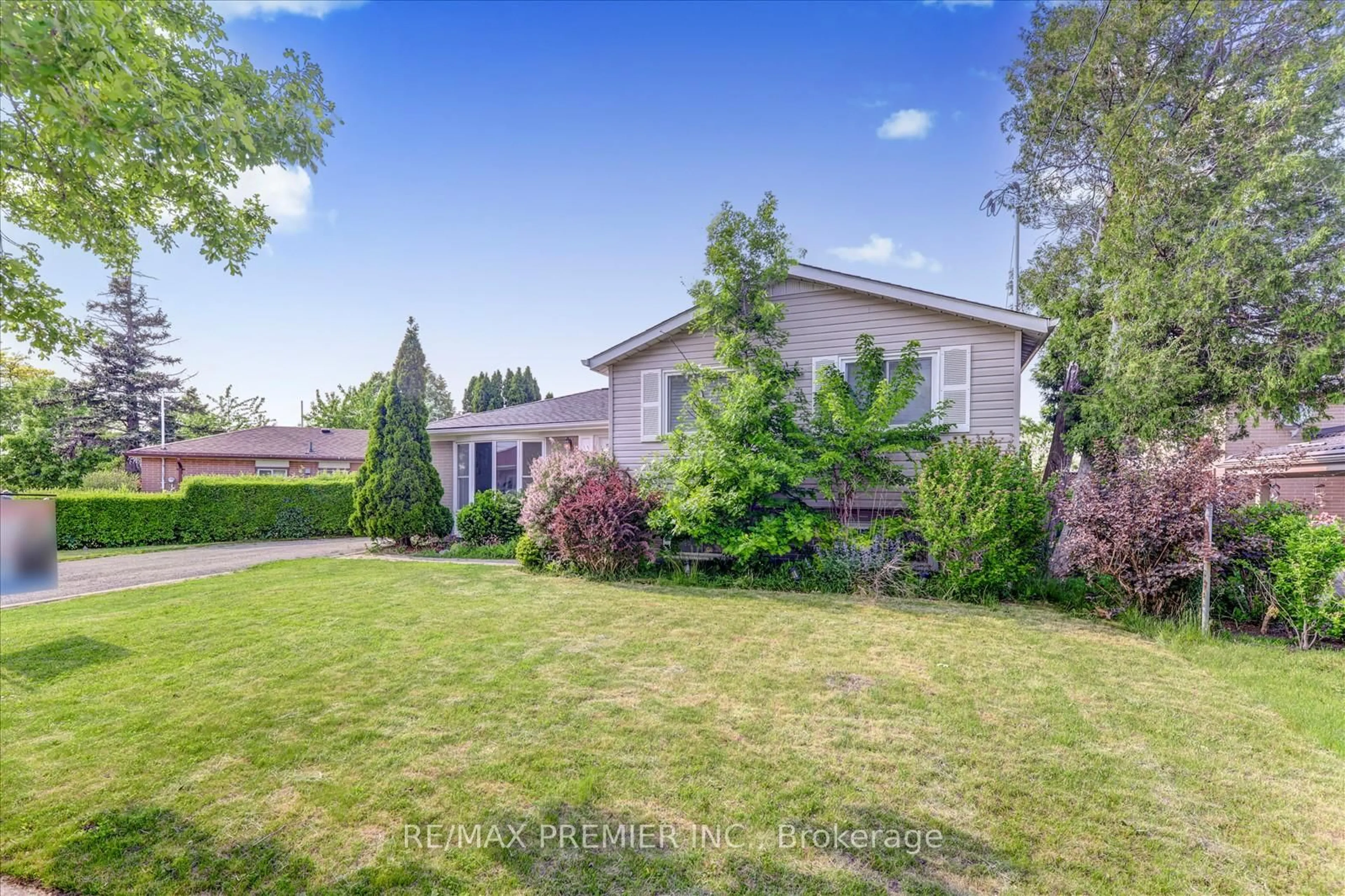 A pic from outside/outdoor area/front of a property/back of a property/a pic from drone, street for 25 Secroft Cres, Toronto Ontario M3N 1R5