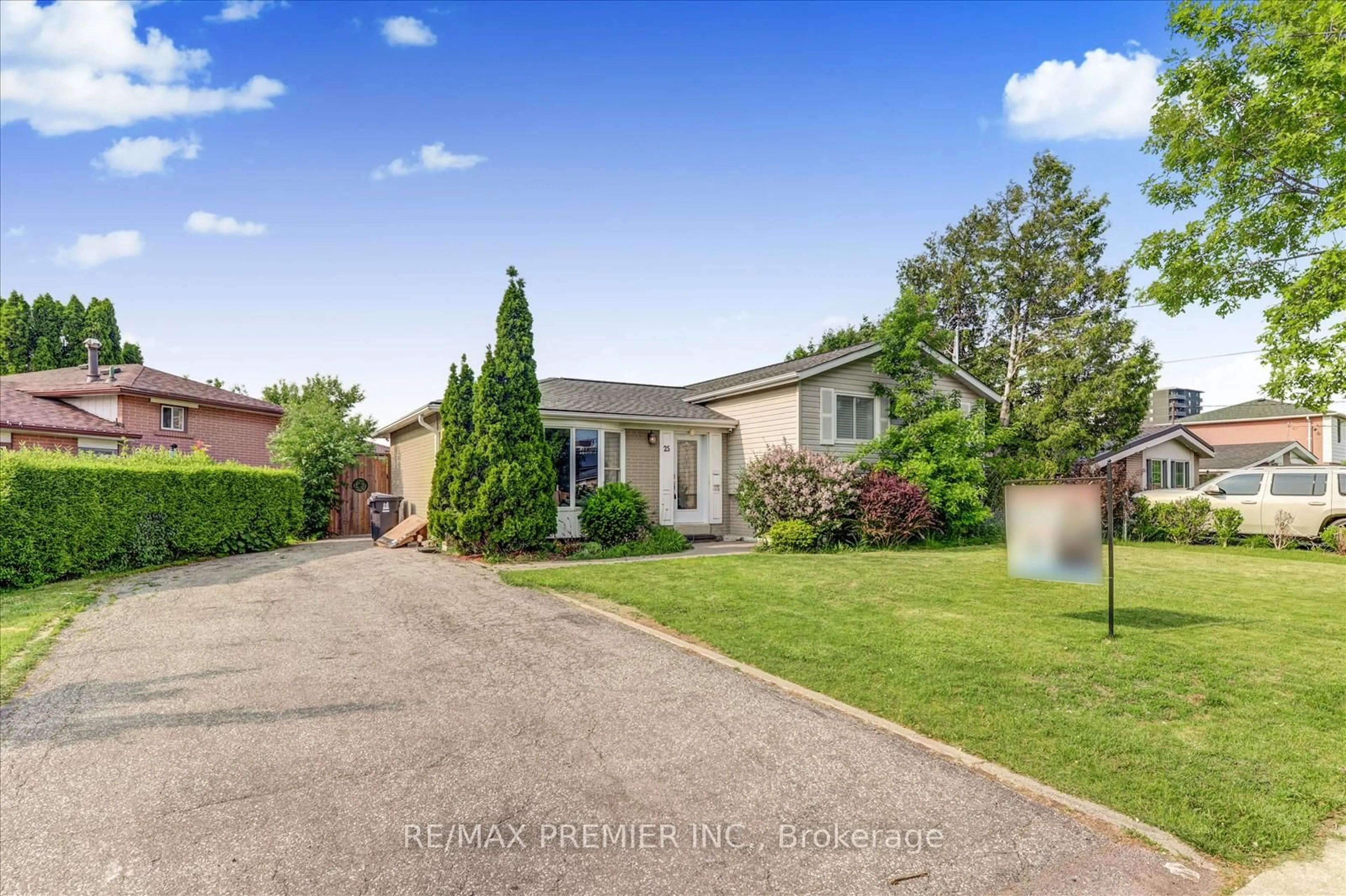 A pic from outside/outdoor area/front of a property/back of a property/a pic from drone, street for 25 Secroft Cres, Toronto Ontario M3N 1R5