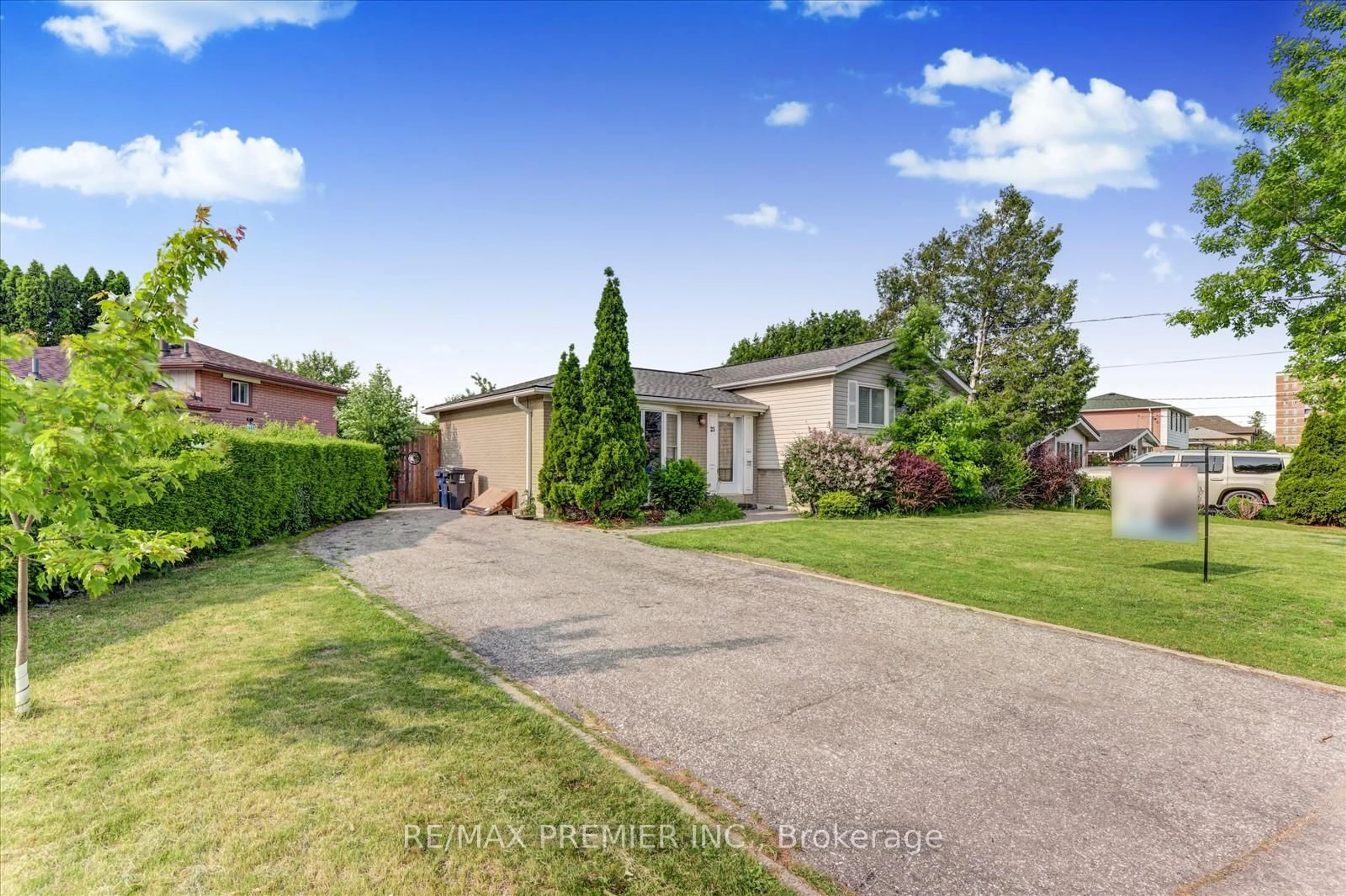 A pic from outside/outdoor area/front of a property/back of a property/a pic from drone, street for 25 Secroft Cres, Toronto Ontario M3N 1R5