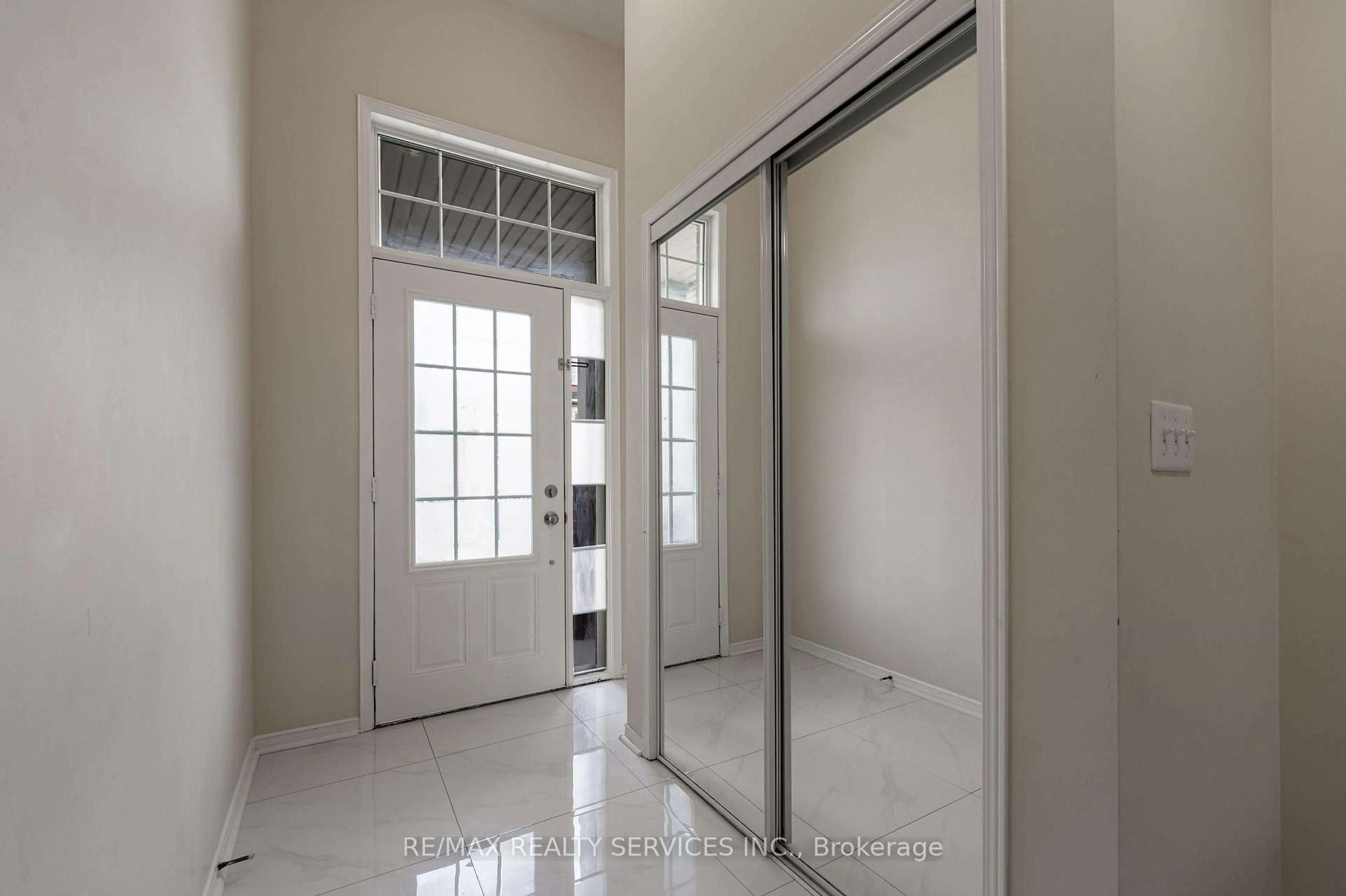 Indoor entryway for 2187 Fiddlers Way, Oakville Ontario L6M 0L6