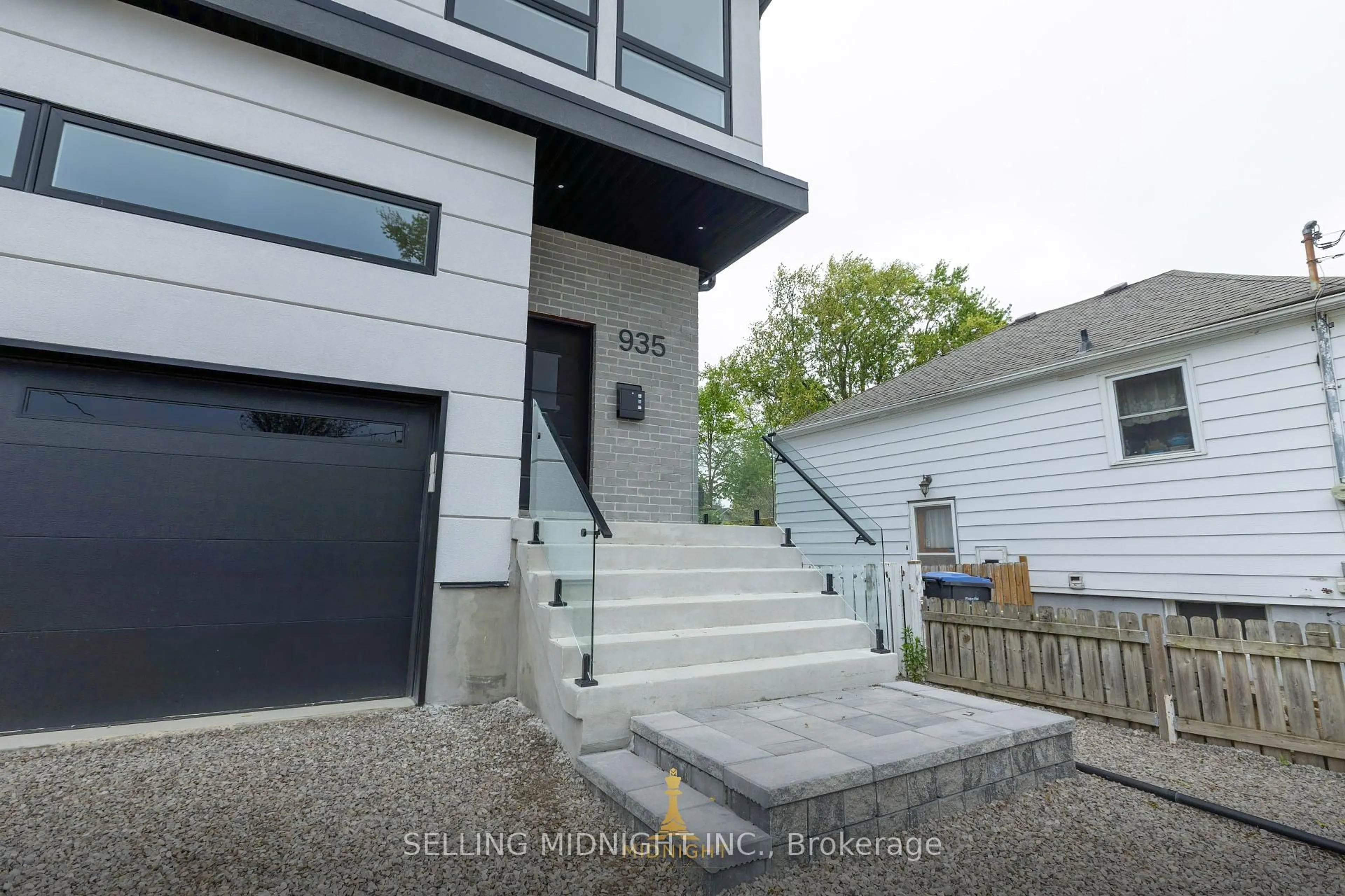 Unknown for 935 First St, Mississauga Ontario L5E 1A7