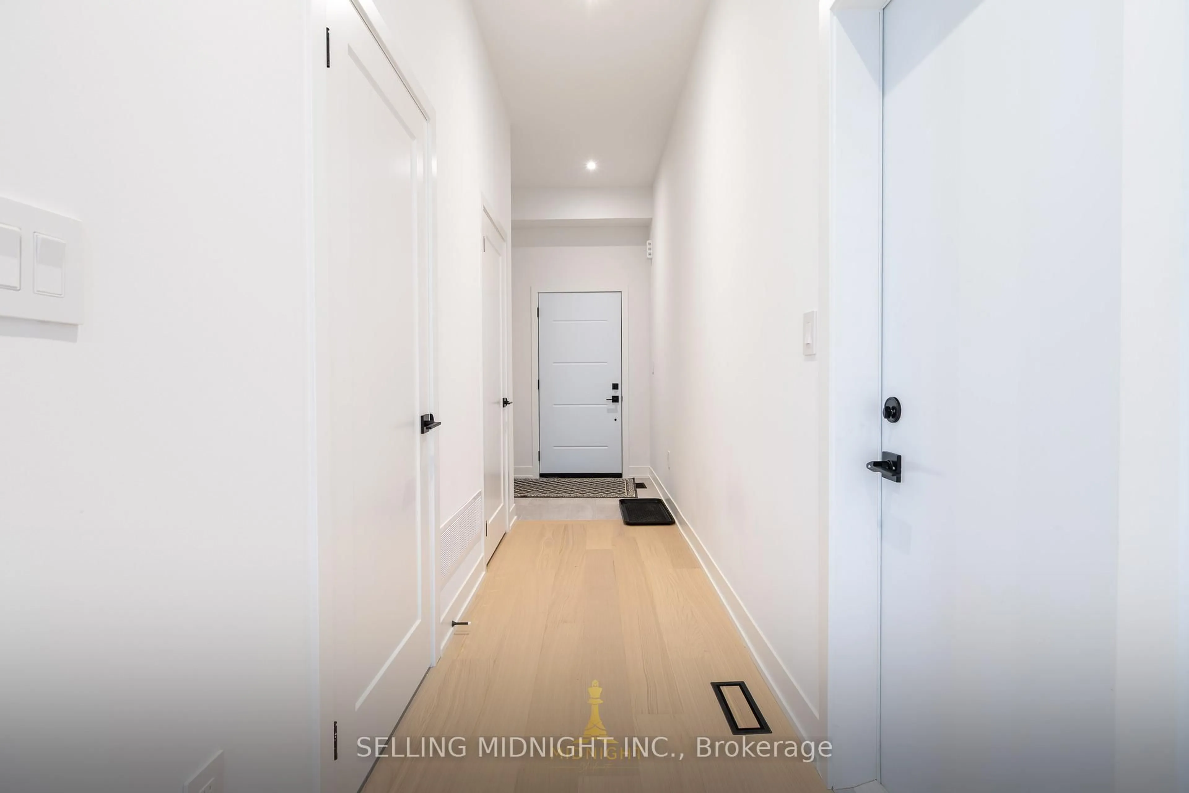 Indoor entryway for 935 First St, Mississauga Ontario L5E 1A7