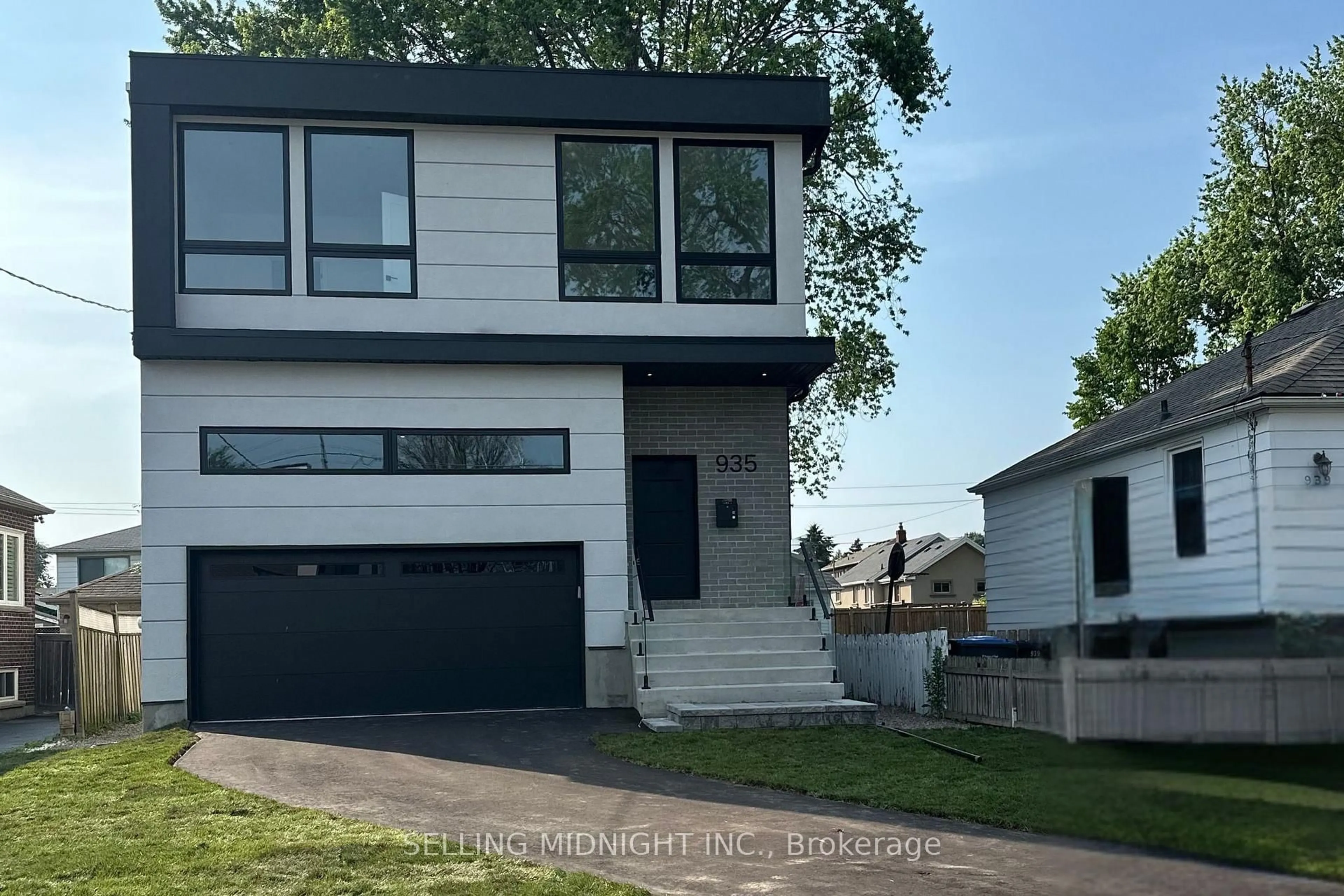 Home with vinyl exterior material, street for 935 First St, Mississauga Ontario L5E 1A7