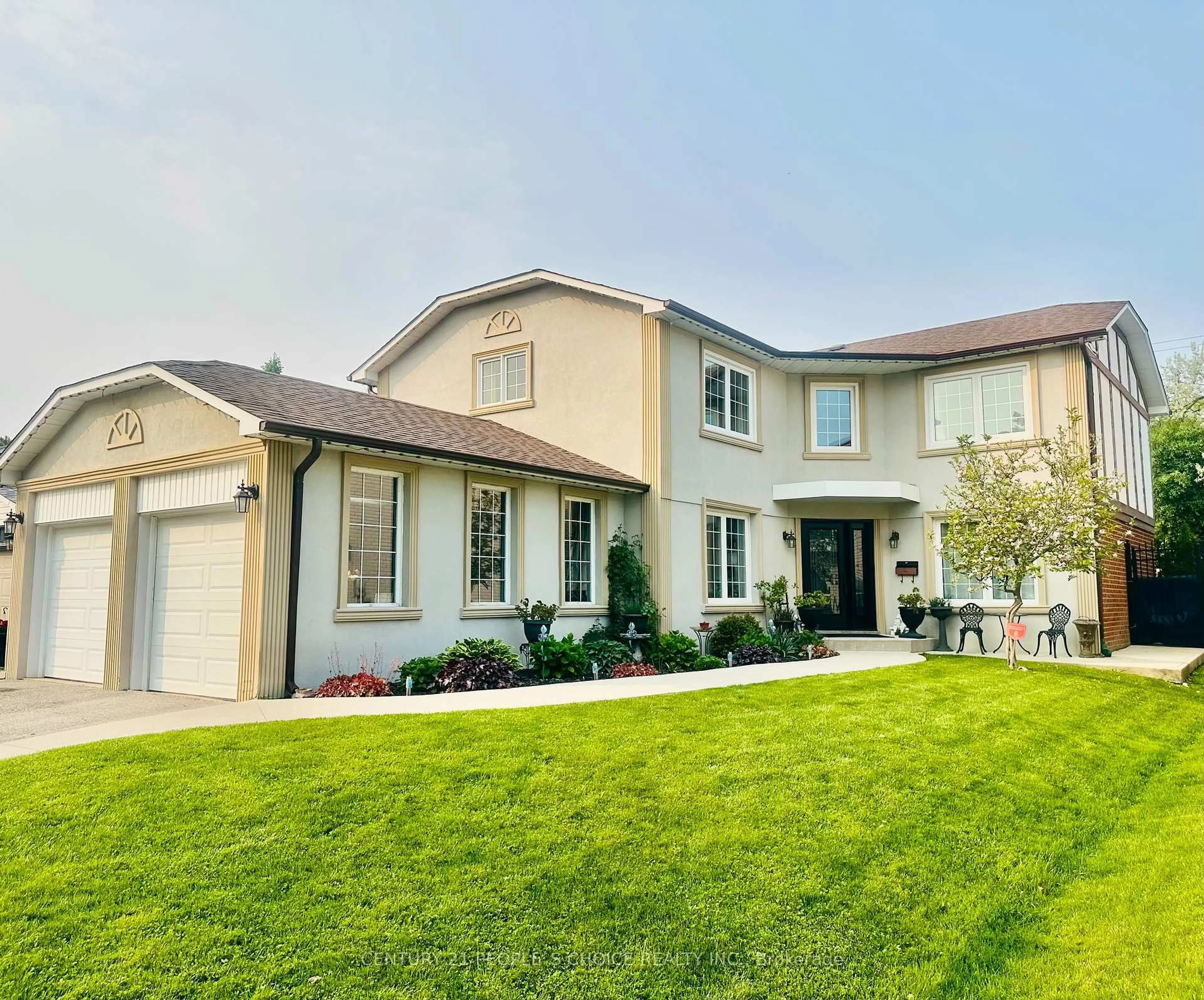 Home with vinyl exterior material, street for 32 Madrid Cres, Brampton Ontario L6S 2X4