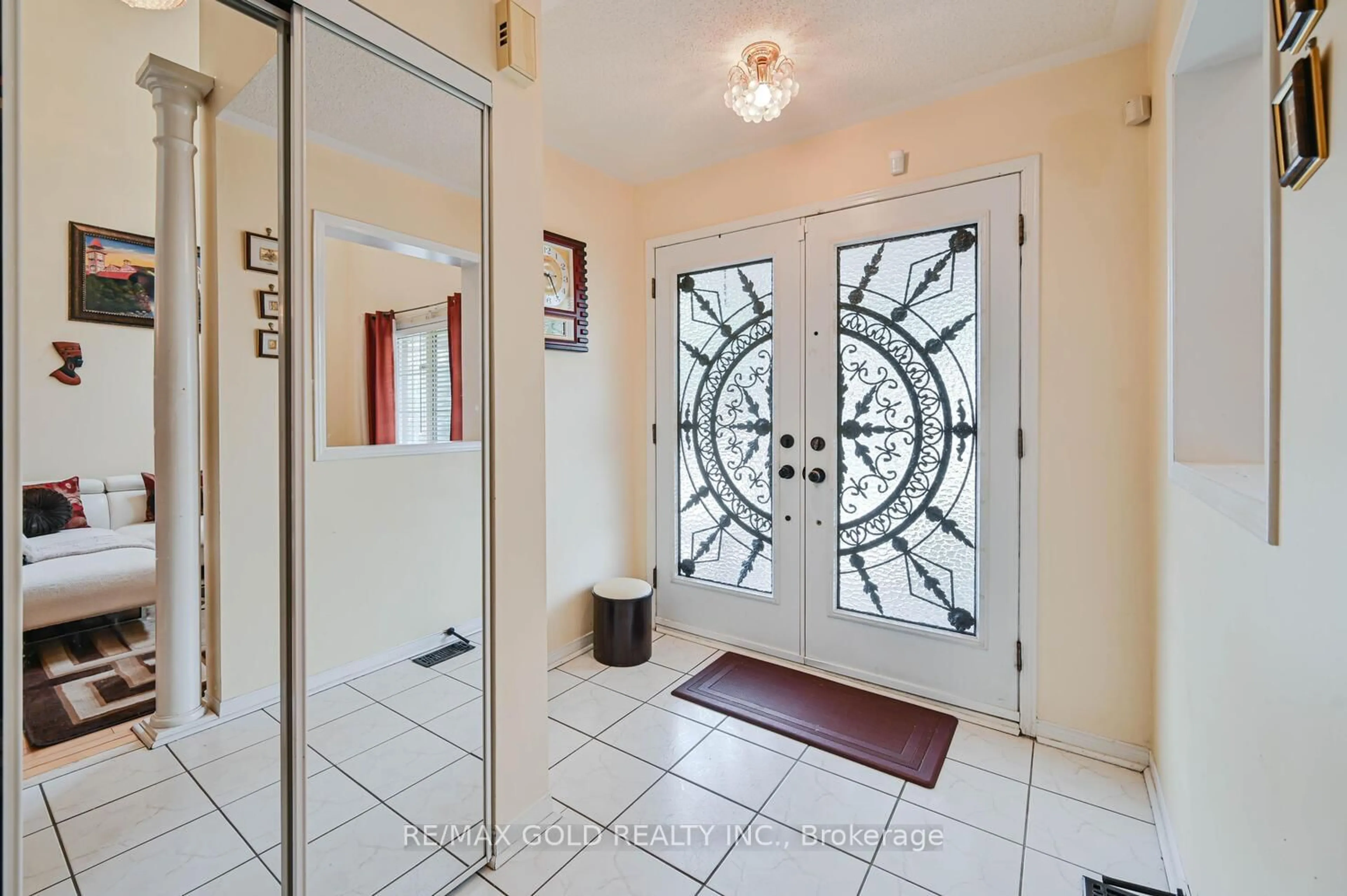 Indoor entryway for 14 Grasshopper Way, Brampton Ontario L6R 2J6