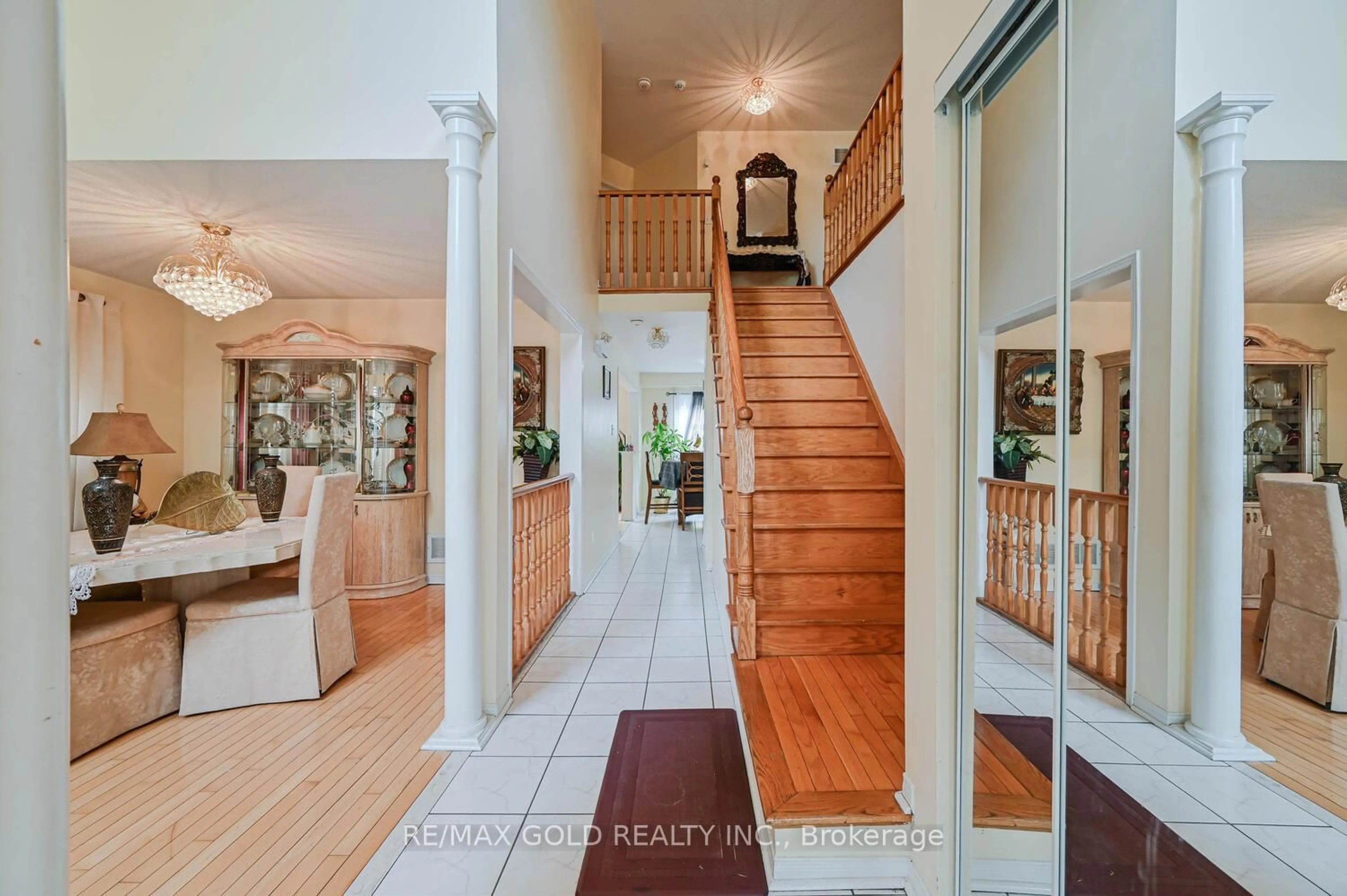 Indoor entryway for 14 Grasshopper Way, Brampton Ontario L6R 2J6