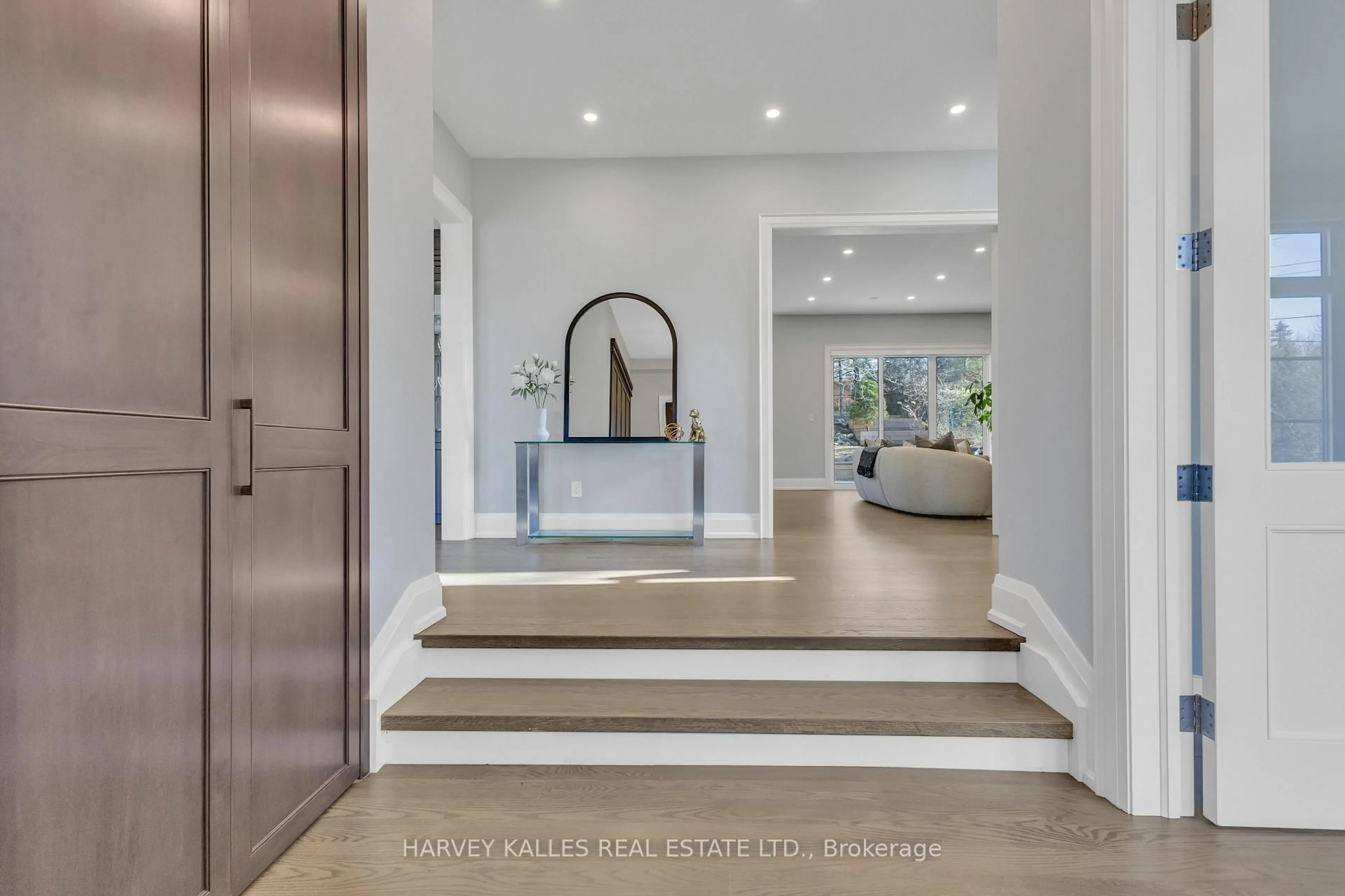 Indoor entryway for 29 Leland Ave, Toronto Ontario M8Z 2X6