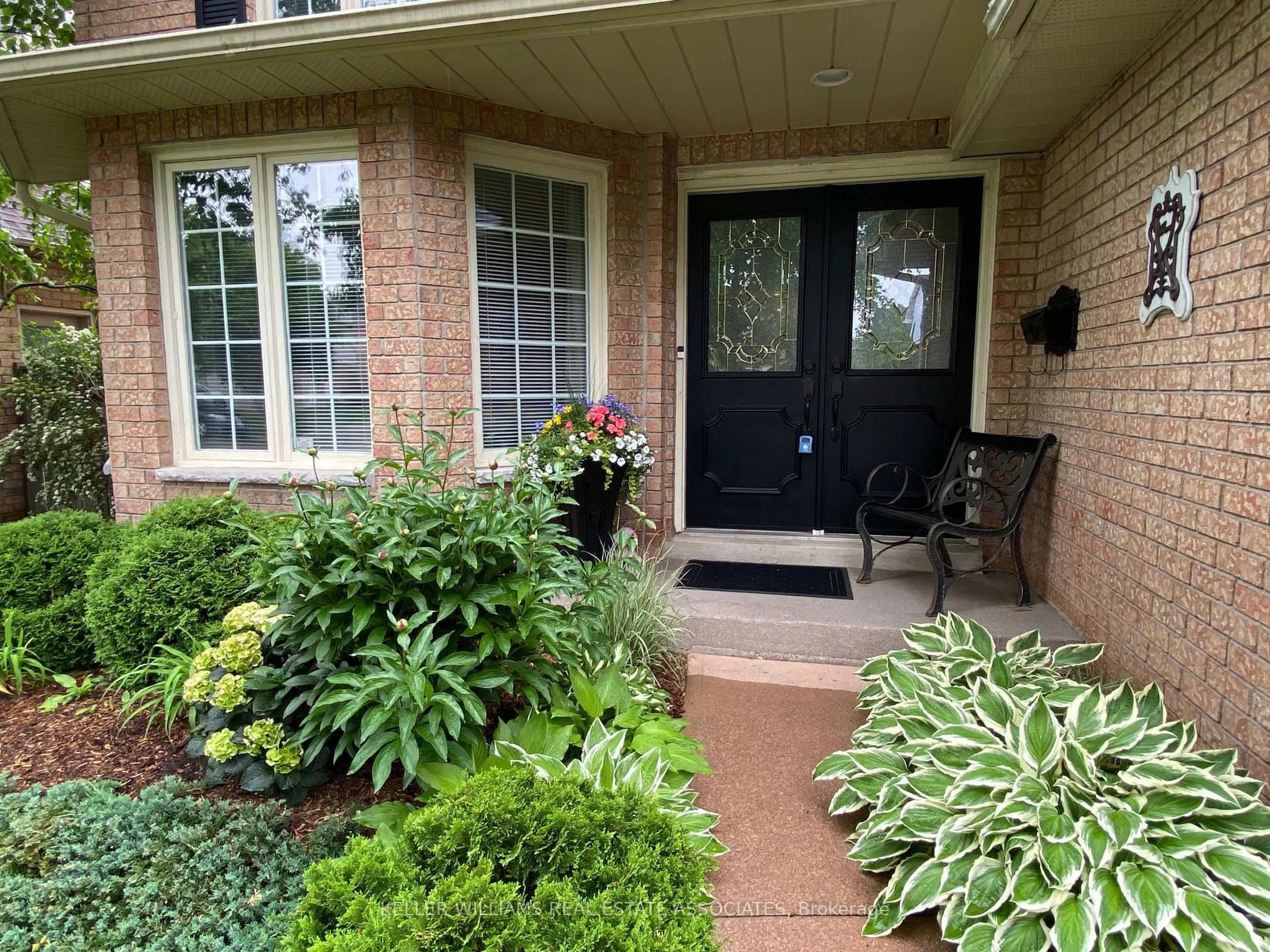Indoor entryway for 2224 Vista Dr, Burlington Ontario L7M 3N5