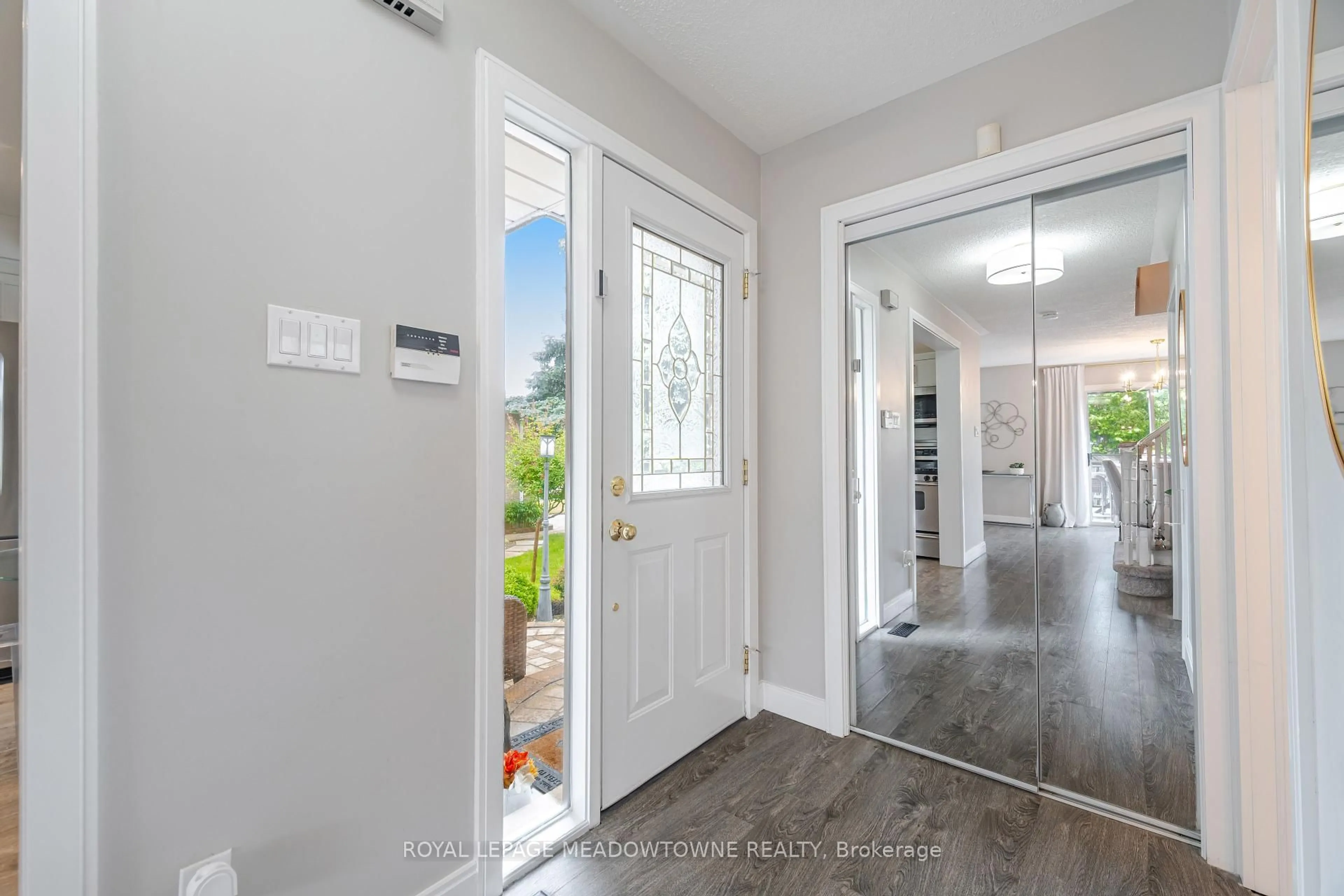 Indoor entryway for 7167 Harding Cres, Mississauga Ontario L5N 6R5