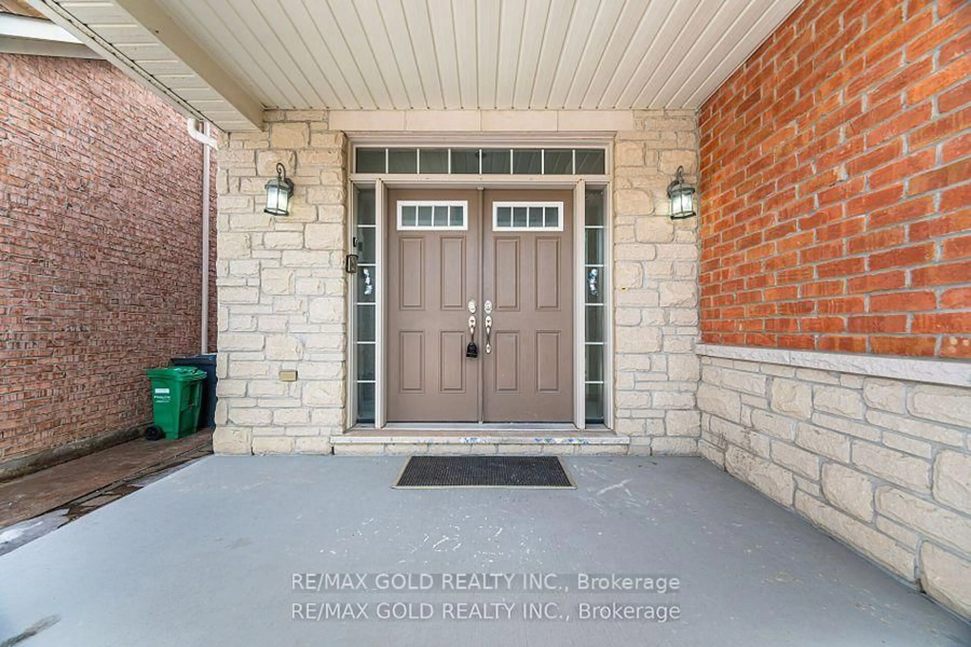 Indoor entryway for 41 Cultivar Rd, Brampton Ontario L6P 3M4