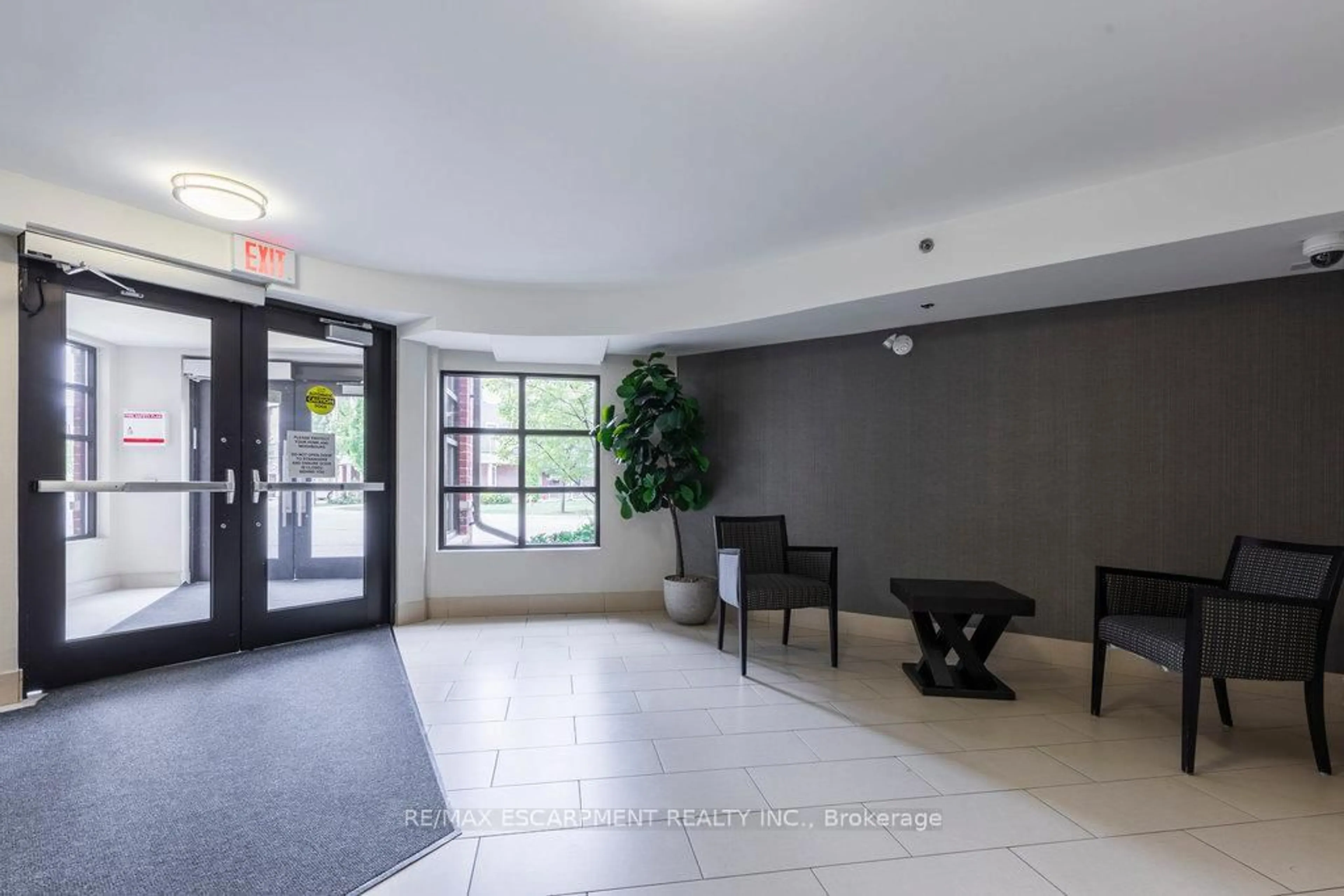 Indoor foyer for 3070 Rotary Way #401, Burlington Ontario L7M 0H1