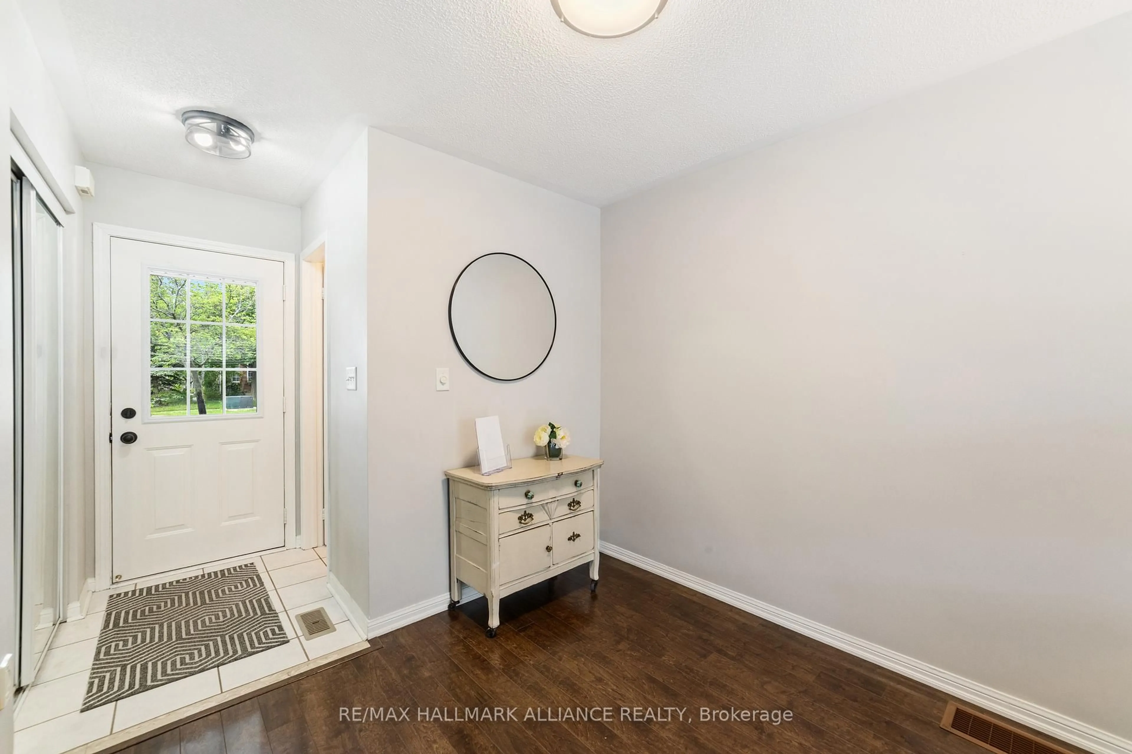 Indoor entryway for 2185 Baronwood Dr, Oakville Ontario L6M 4S4
