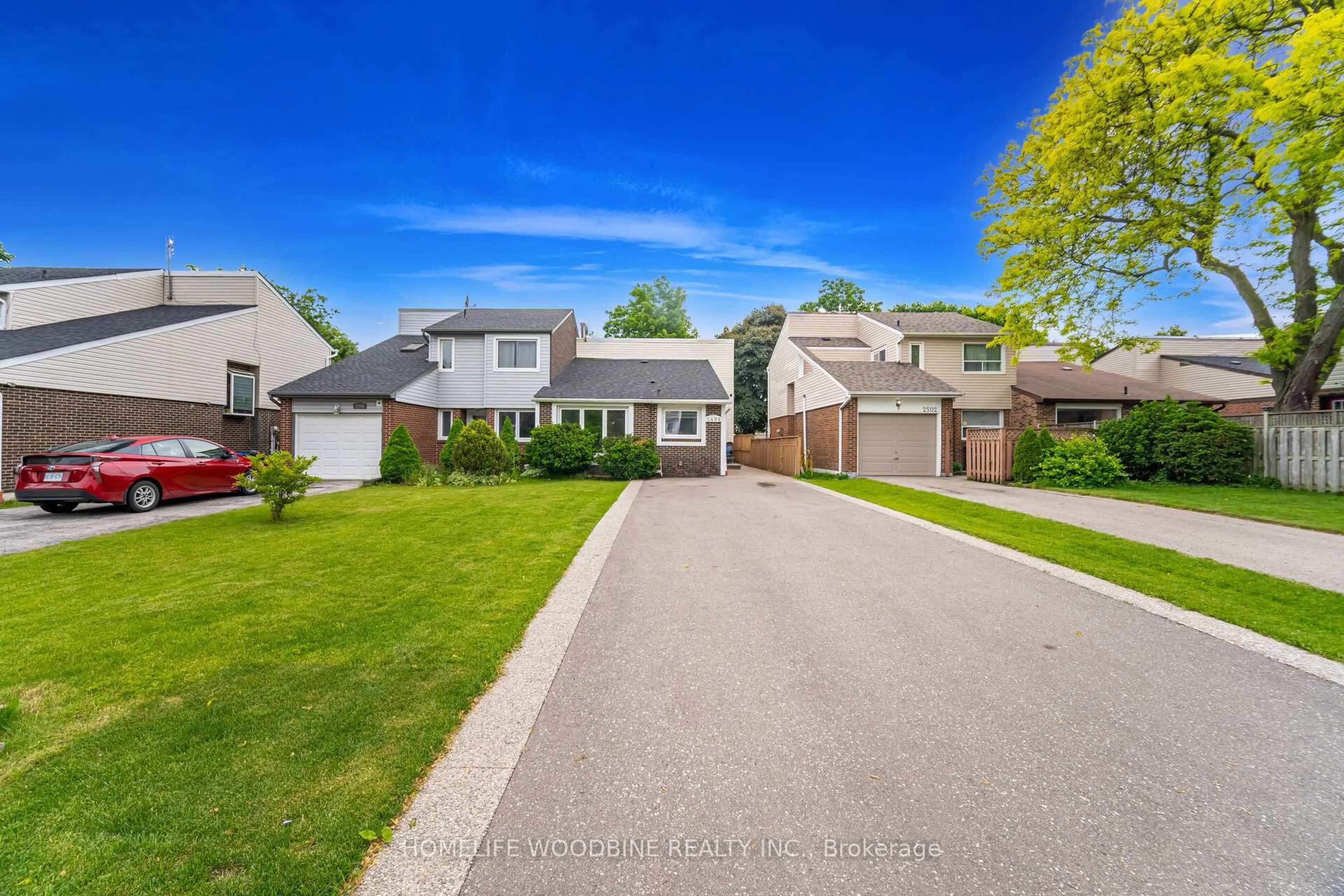 A pic from outside/outdoor area/front of a property/back of a property/a pic from drone, street for 2498 Mainroyal St, Mississauga Ontario L5L 1C9