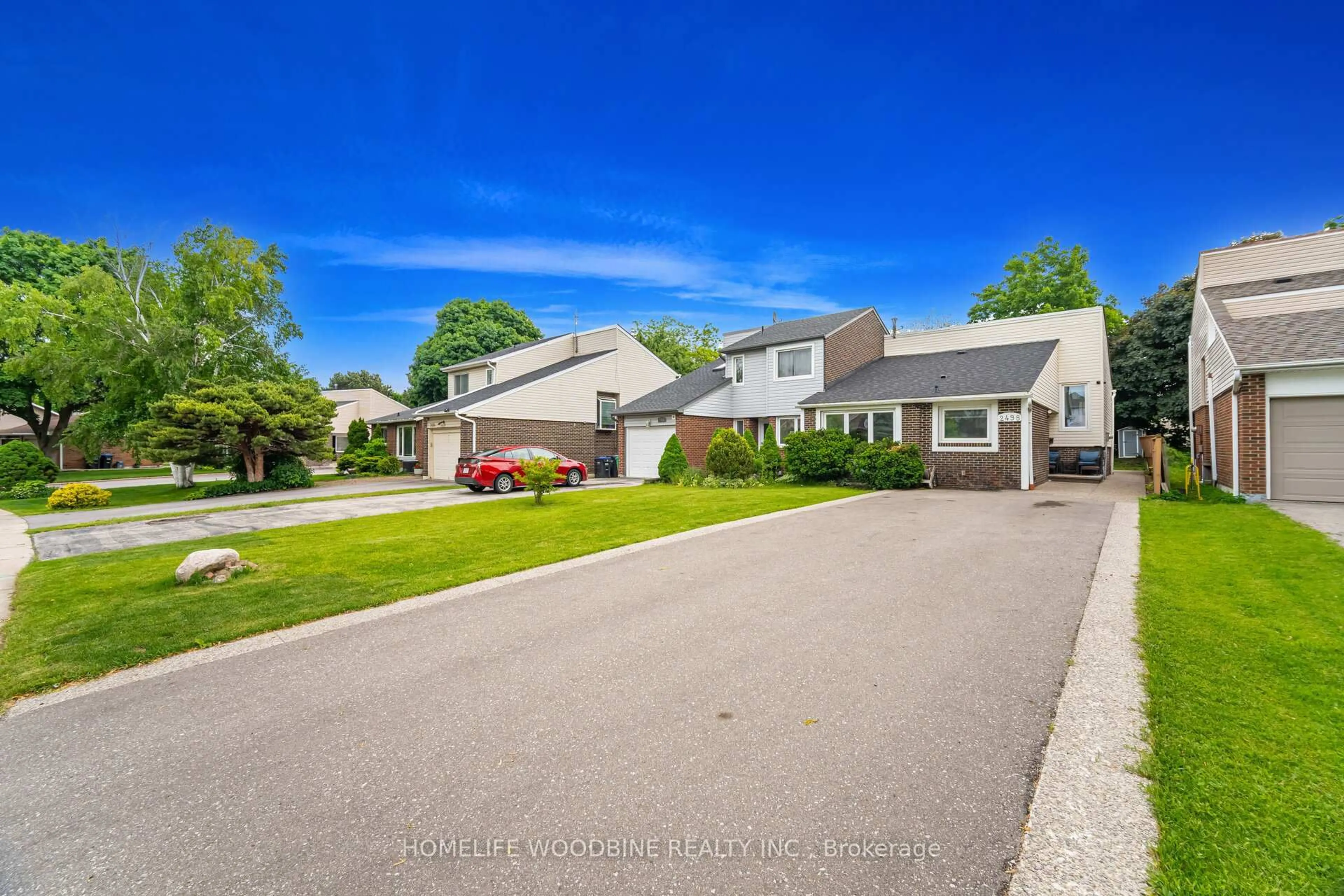 A pic from outside/outdoor area/front of a property/back of a property/a pic from drone, street for 2498 Mainroyal St, Mississauga Ontario L5L 1C9