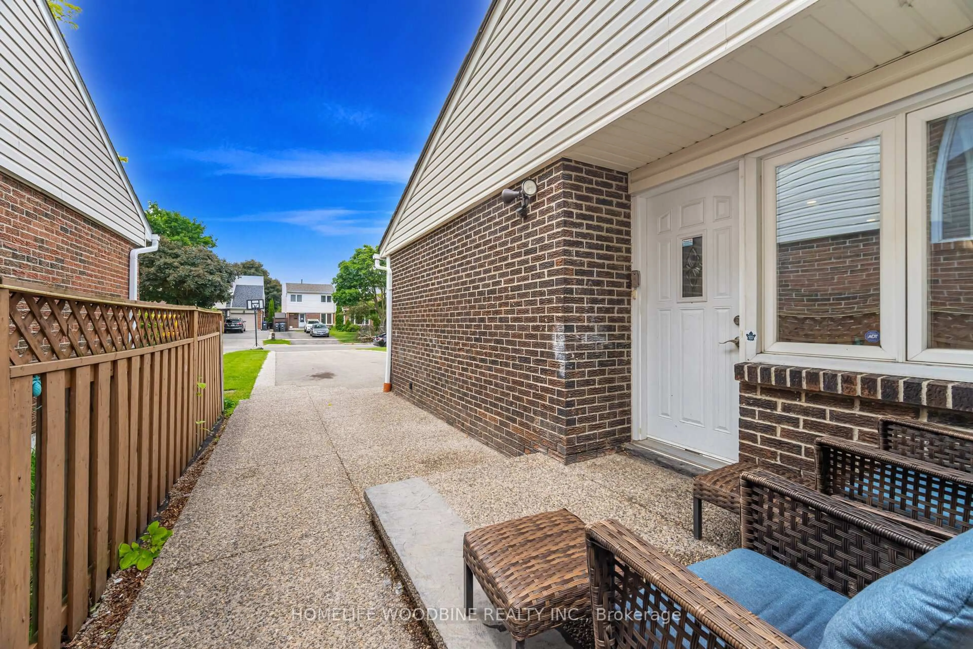 Patio, street for 2498 Mainroyal St, Mississauga Ontario L5L 1C9