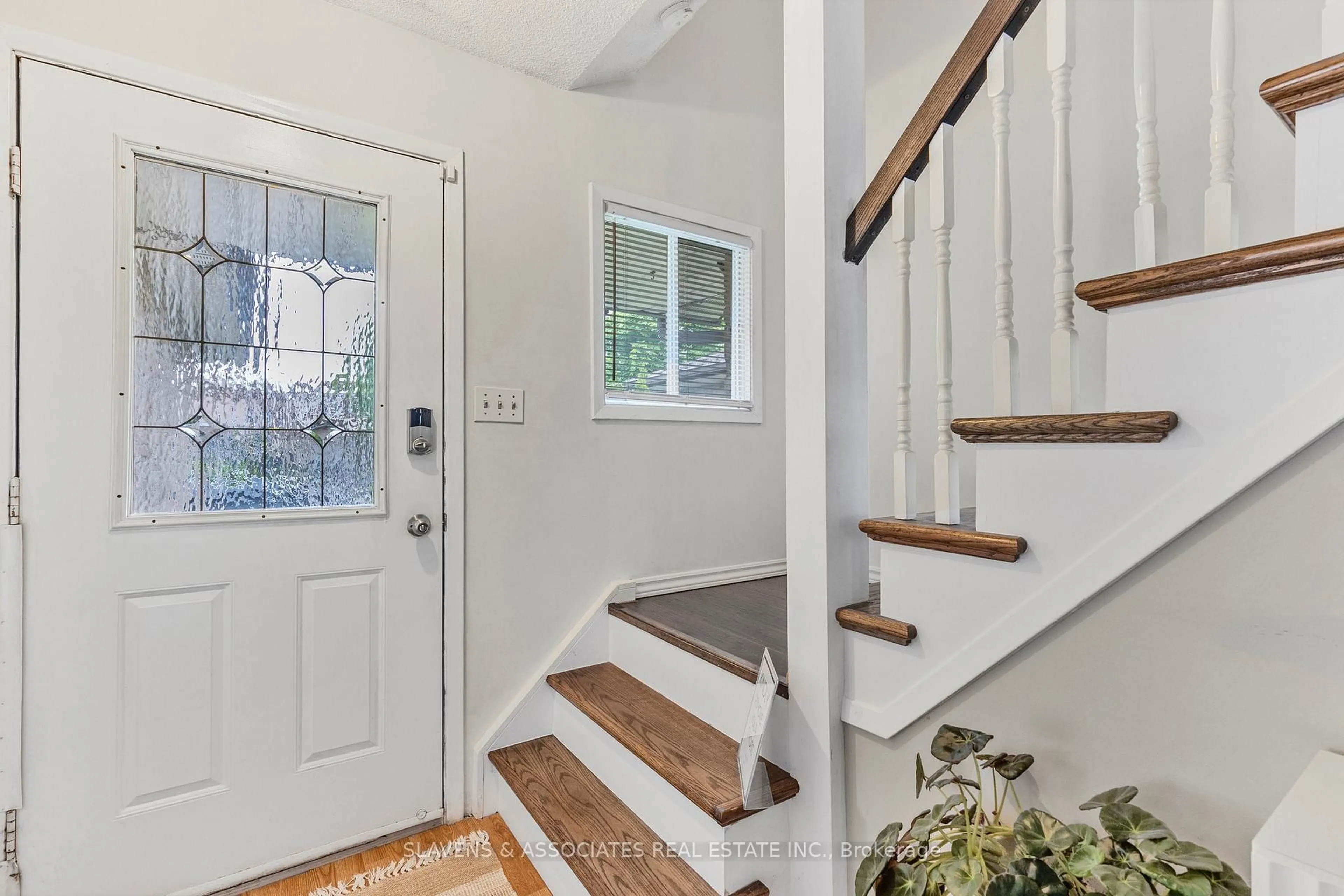Indoor entryway for 37 Vodden St, Brampton Ontario L6X 2W6