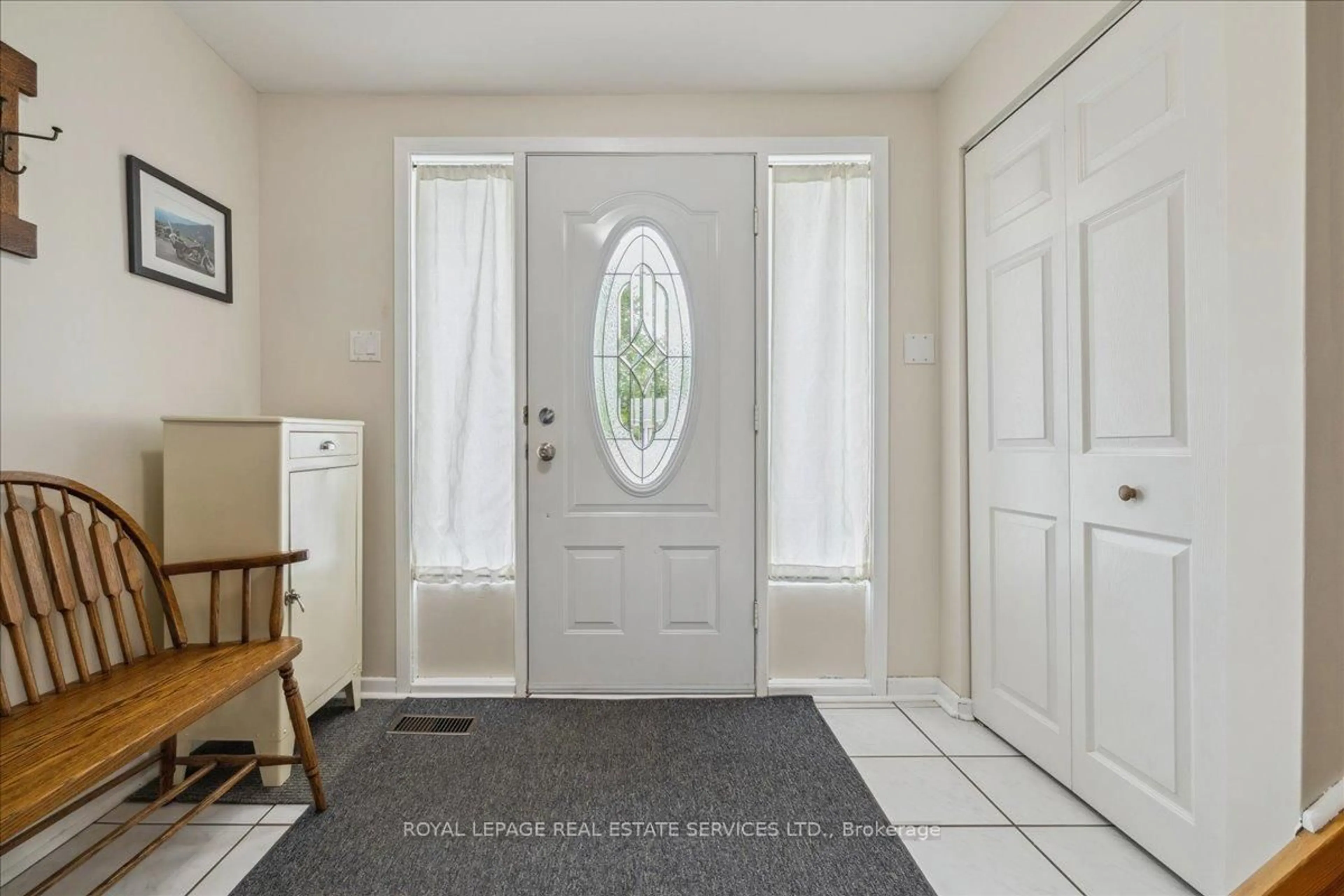 Indoor entryway for 355 Hampton Heath Rd, Burlington Ontario L7L 4R1