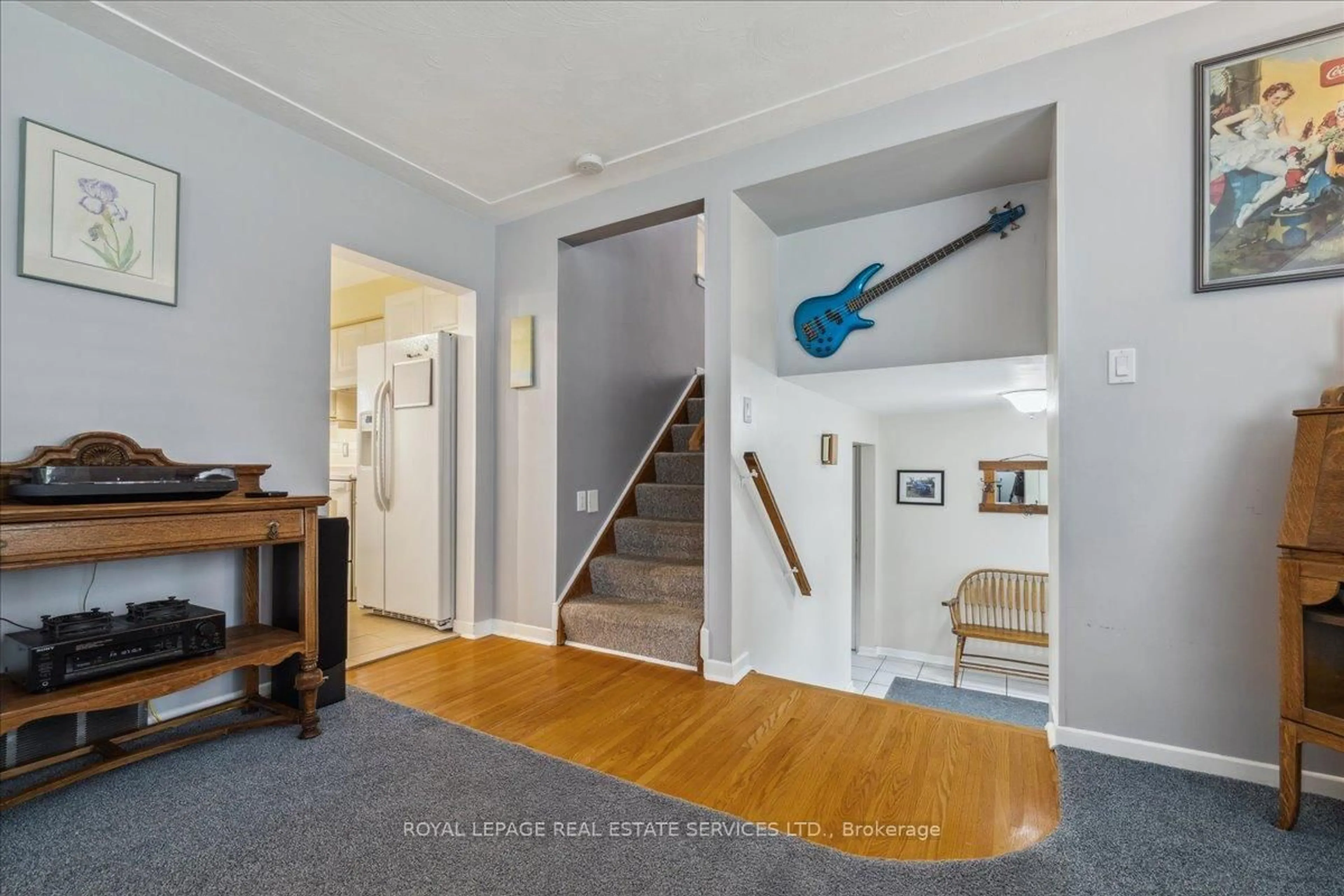 Indoor entryway for 355 Hampton Heath Rd, Burlington Ontario L7L 4R1