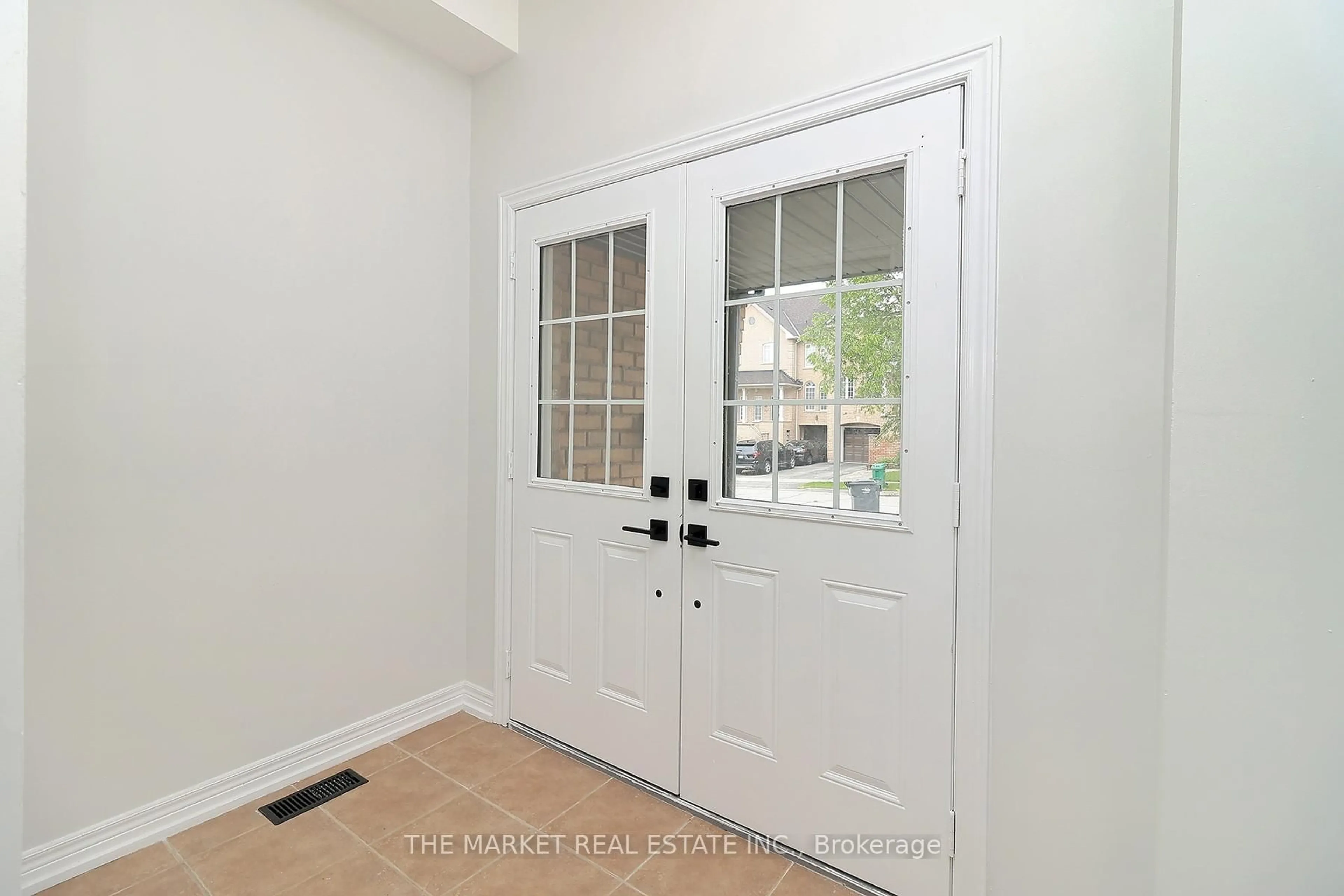 Indoor entryway for 52 Pefferlaw Circ, Brampton Ontario L6Y 0K1