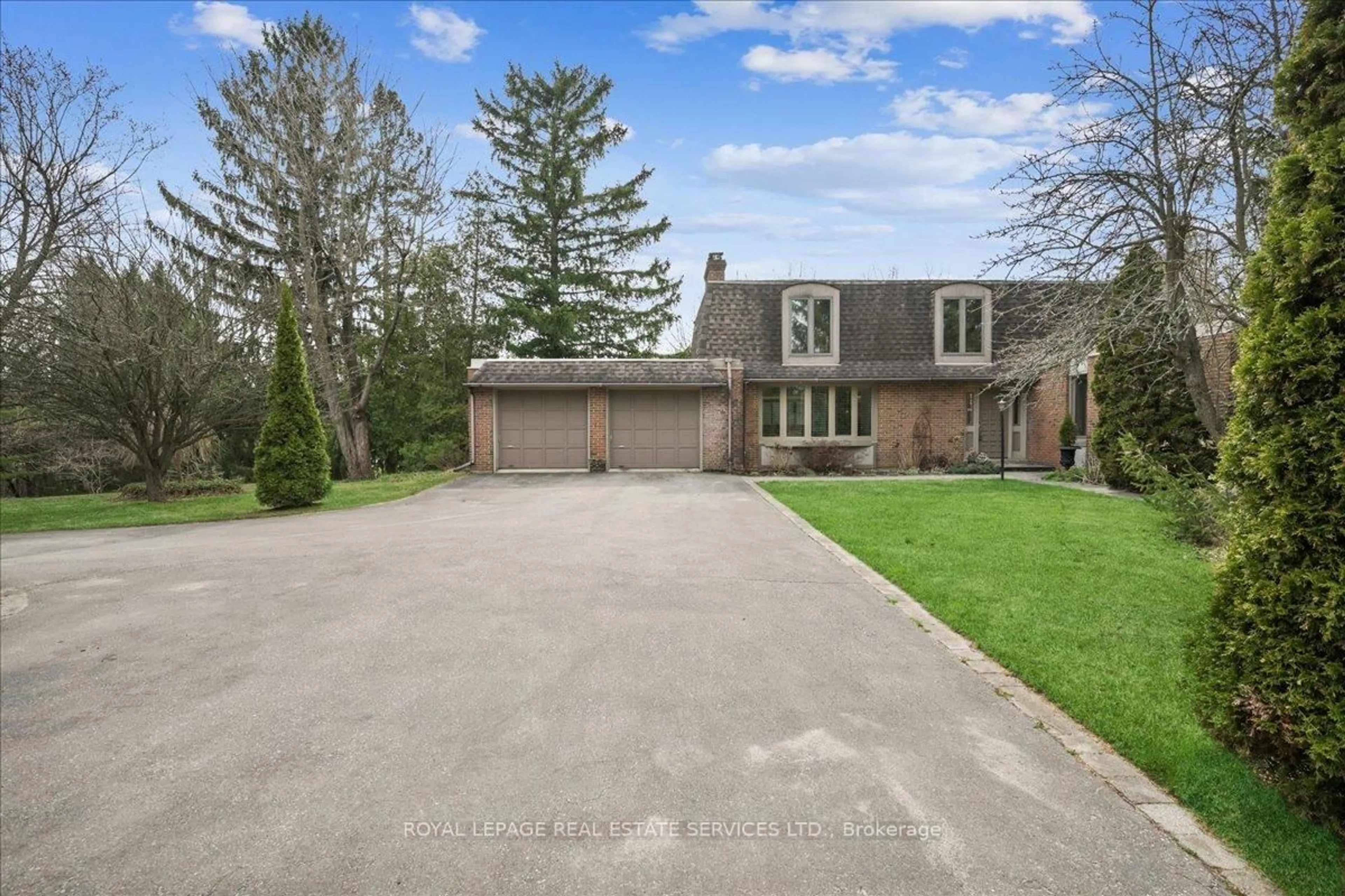 A pic from outside/outdoor area/front of a property/back of a property/a pic from drone, street for 2145 Blessington St, Burlington Ontario L7P 0J7