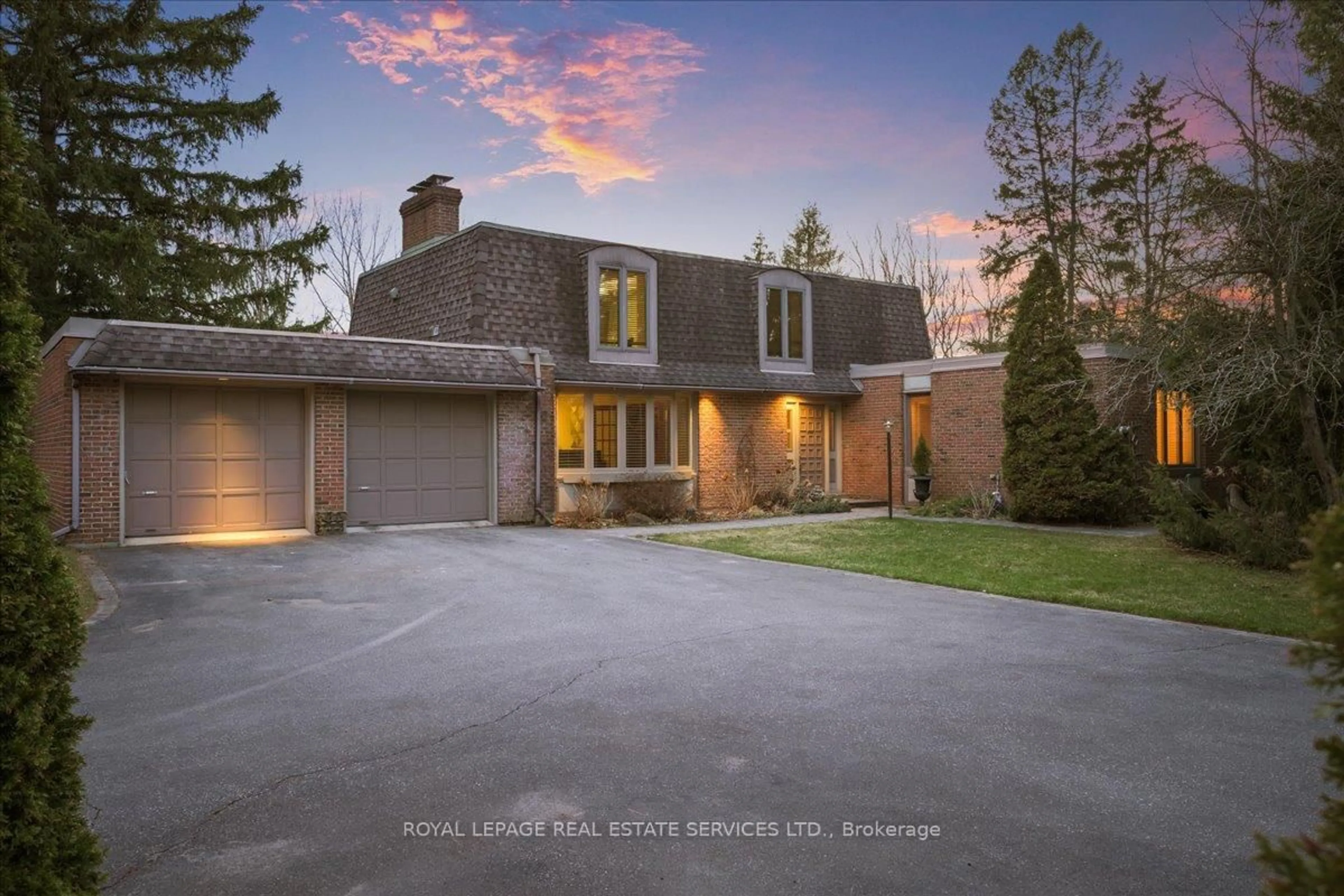 A pic from outside/outdoor area/front of a property/back of a property/a pic from drone, street for 2145 Blessington St, Burlington Ontario L7P 0J7