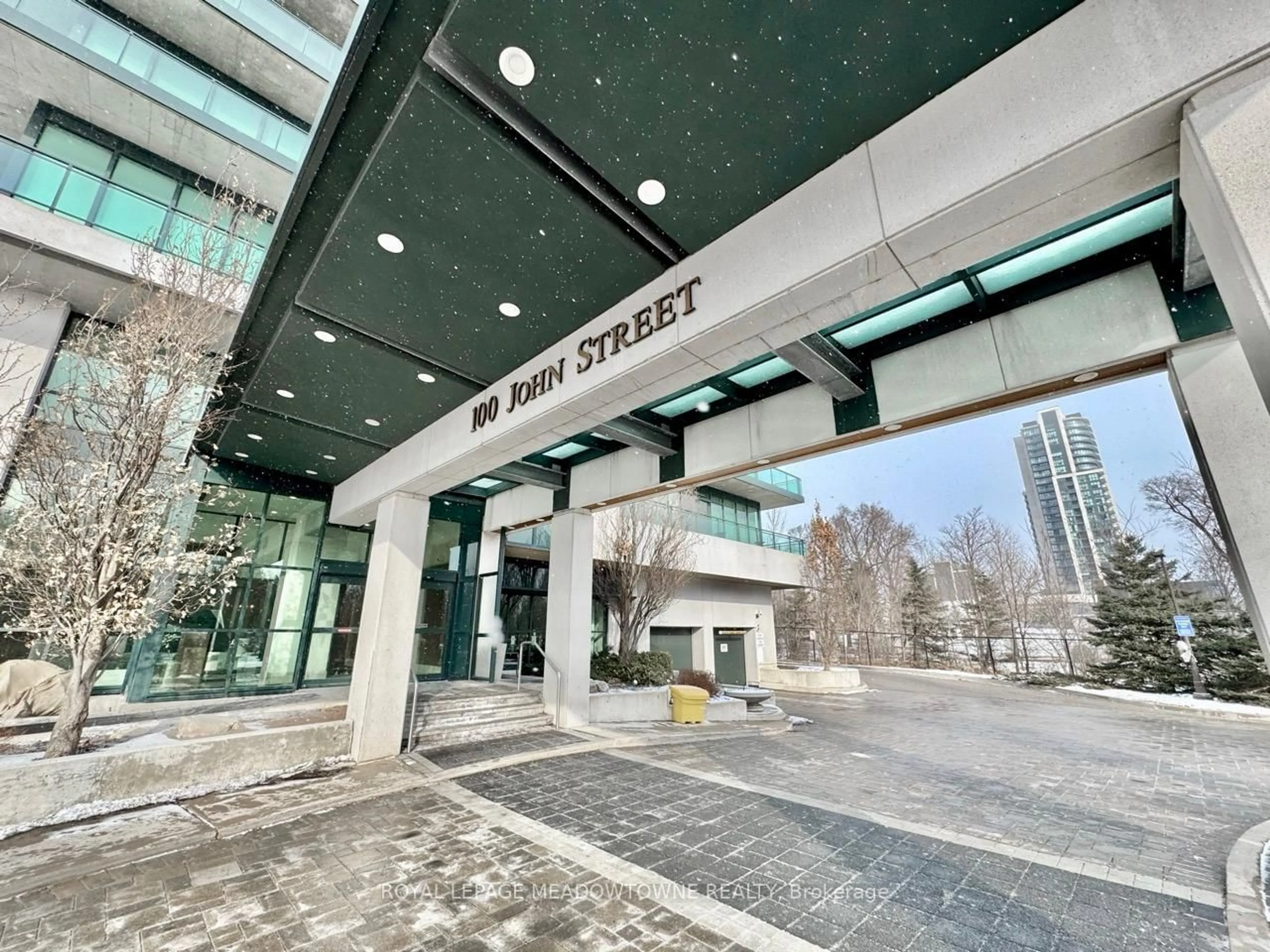 Indoor foyer for 100 John St #403, Brampton Ontario L6W 0A8