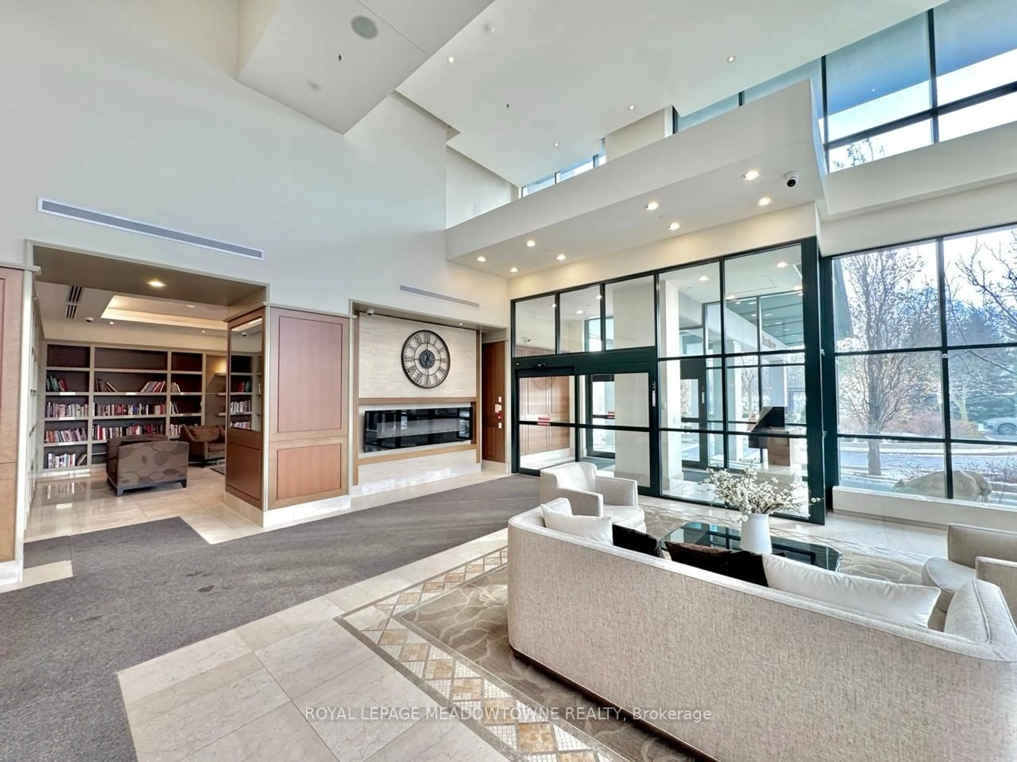 Indoor foyer for 100 John St #403, Brampton Ontario L6W 0A8