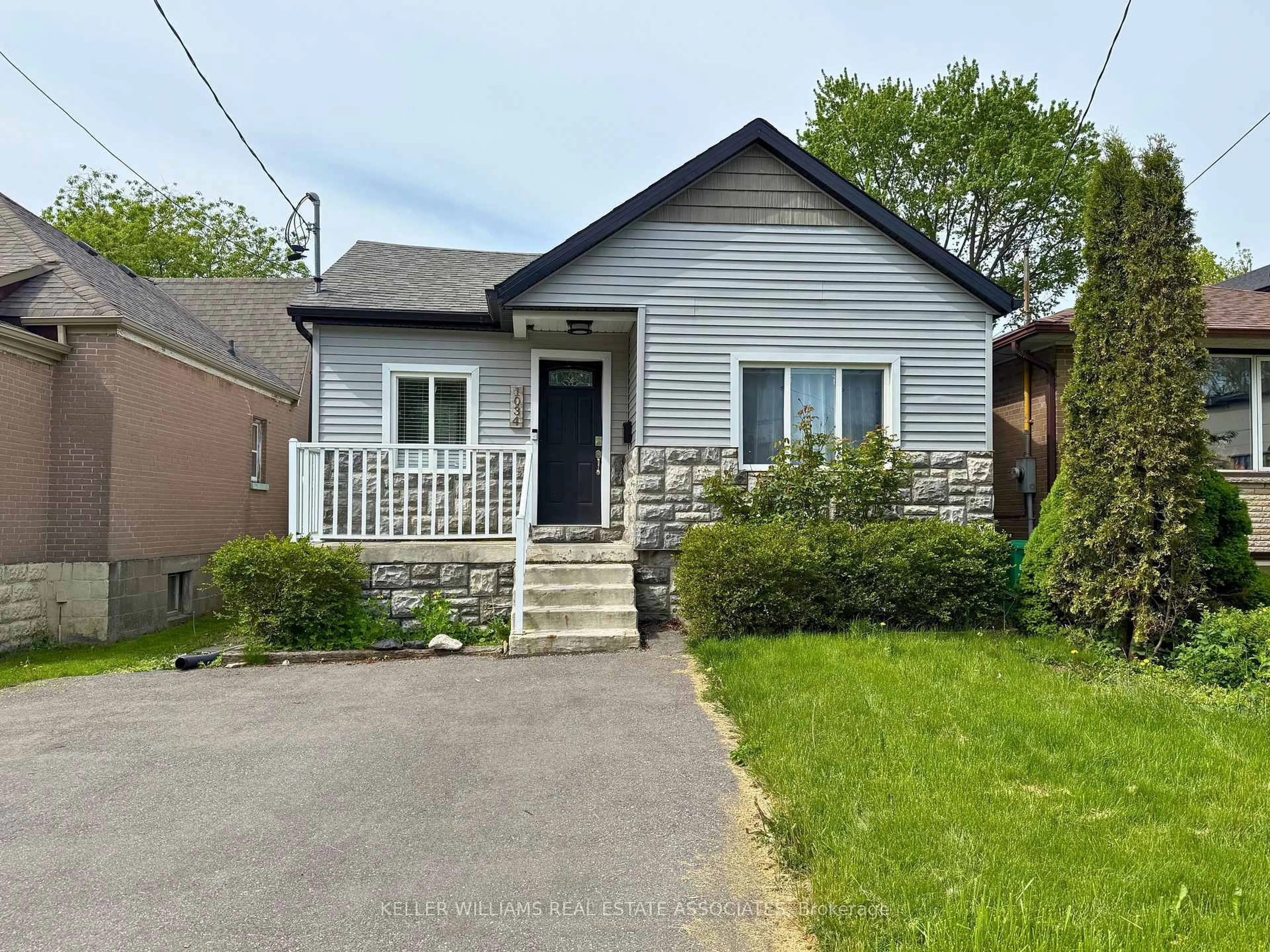 Home with vinyl exterior material, street for 1034 Meredith Ave, Mississauga Ontario L5E 2C7