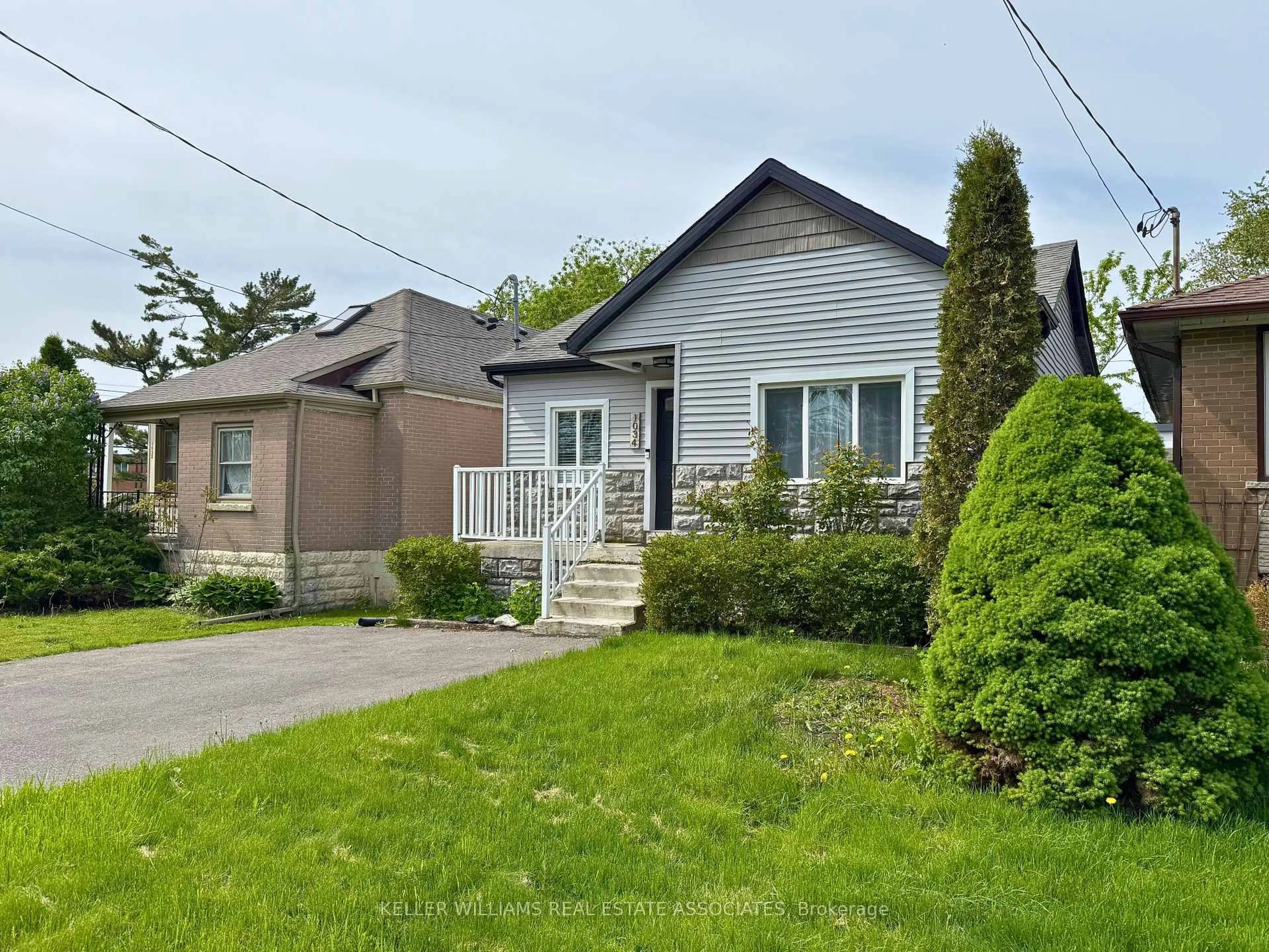 A pic from outside/outdoor area/front of a property/back of a property/a pic from drone, street for 1034 Meredith Ave, Mississauga Ontario L5E 2C7