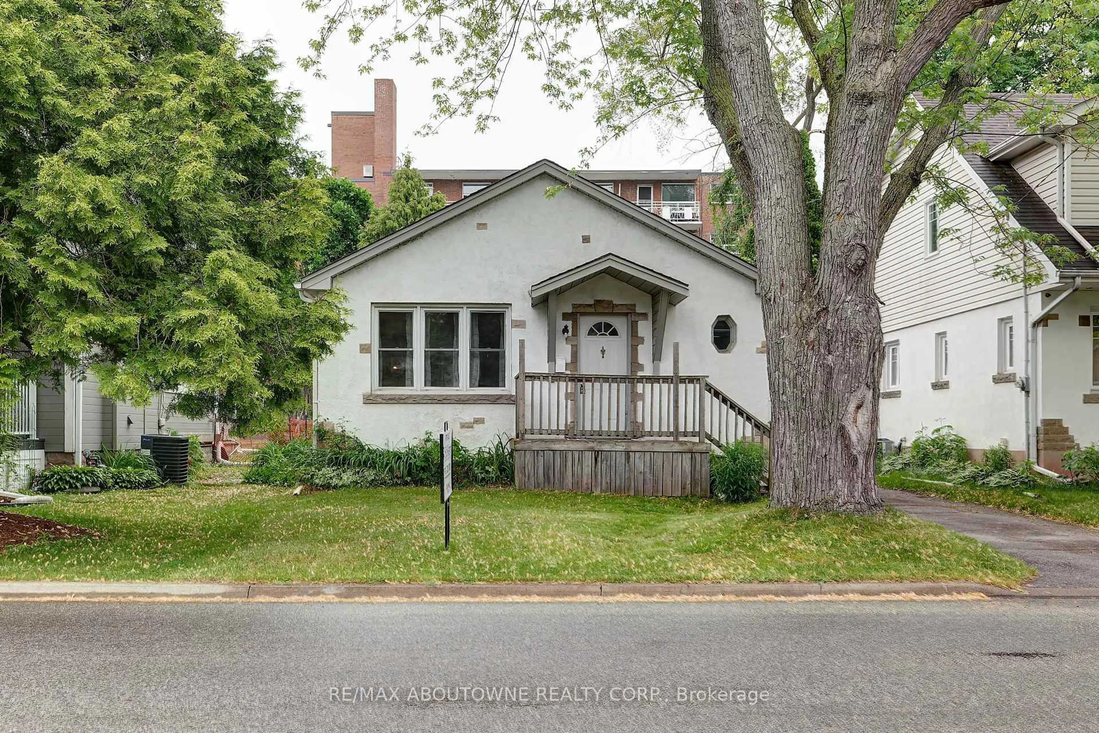 Home with brick exterior material, street for 469 Woodland Ave, Burlington Ontario L7R 2S2