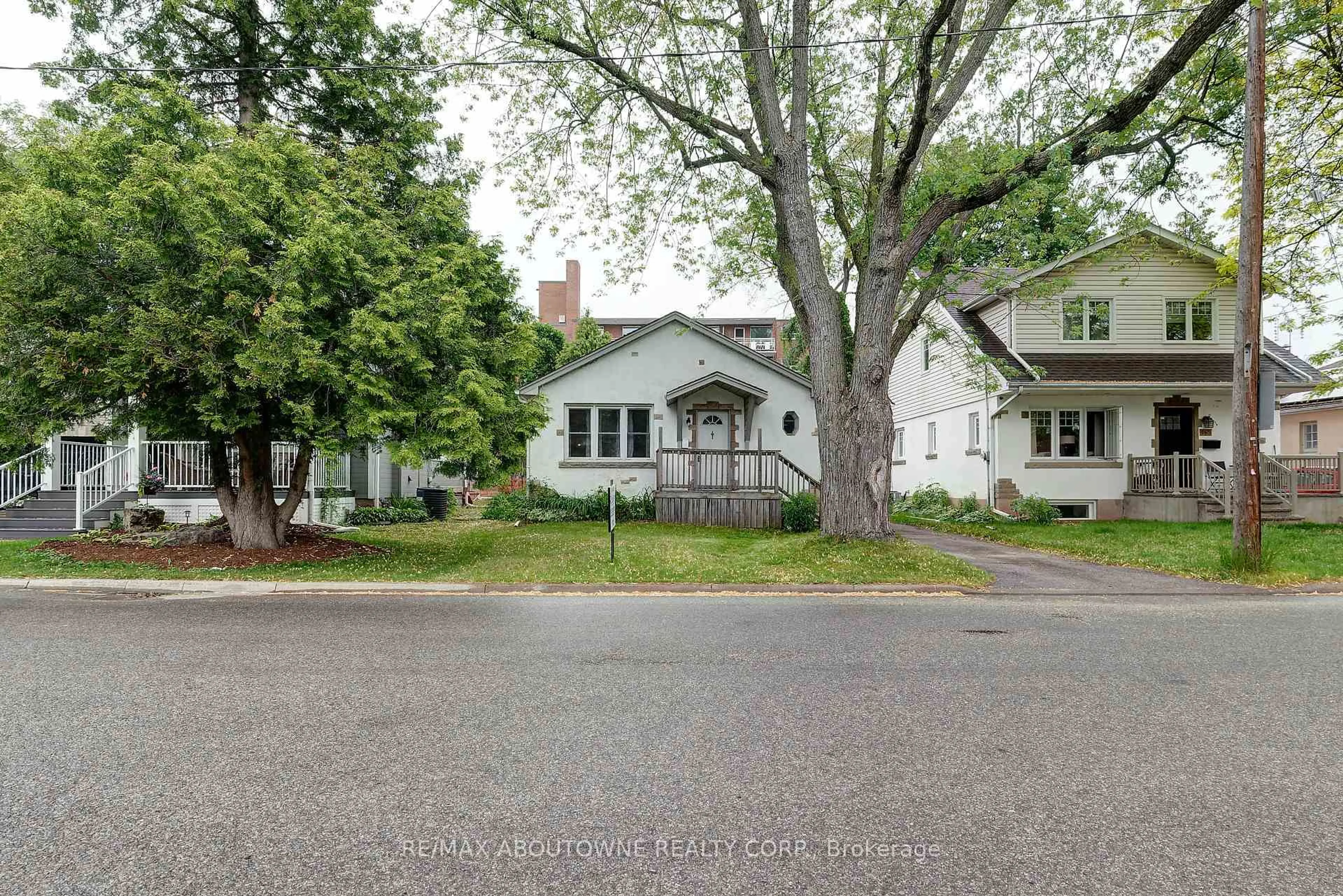 A pic from outside/outdoor area/front of a property/back of a property/a pic from drone, street for 469 Woodland Ave, Burlington Ontario L7R 2S2