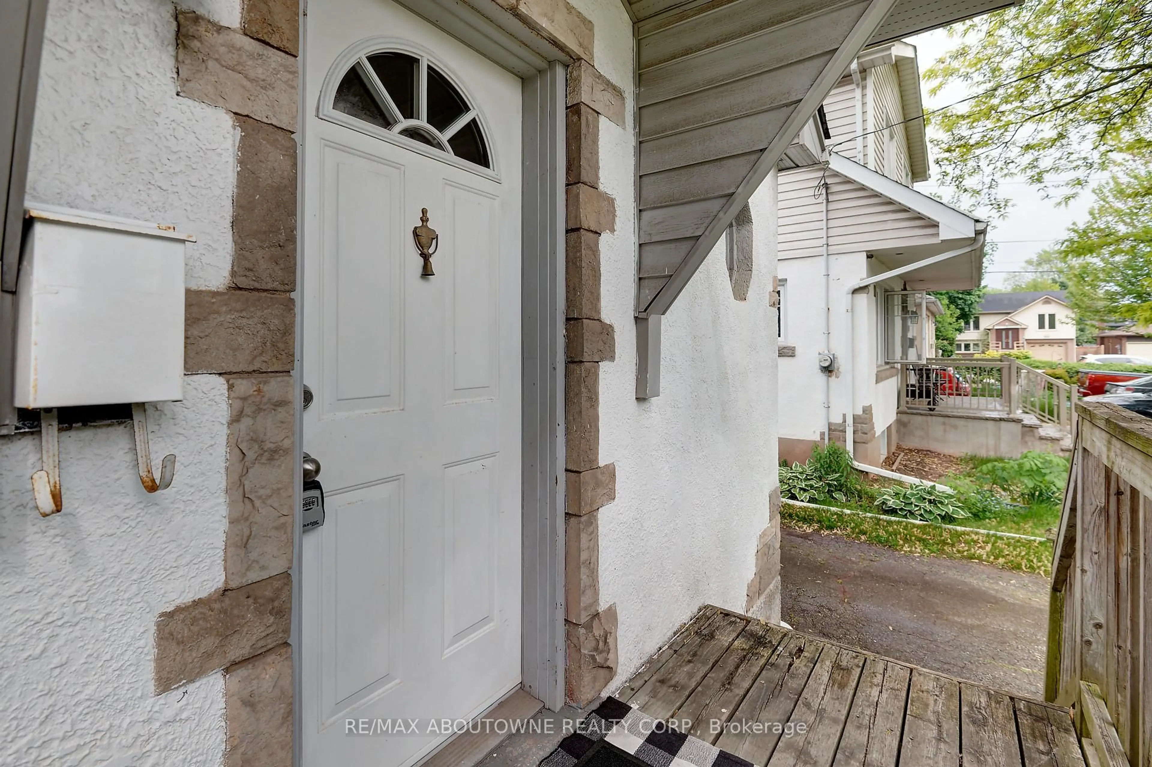 Indoor entryway for 469 Woodland Ave, Burlington Ontario L7R 2S2