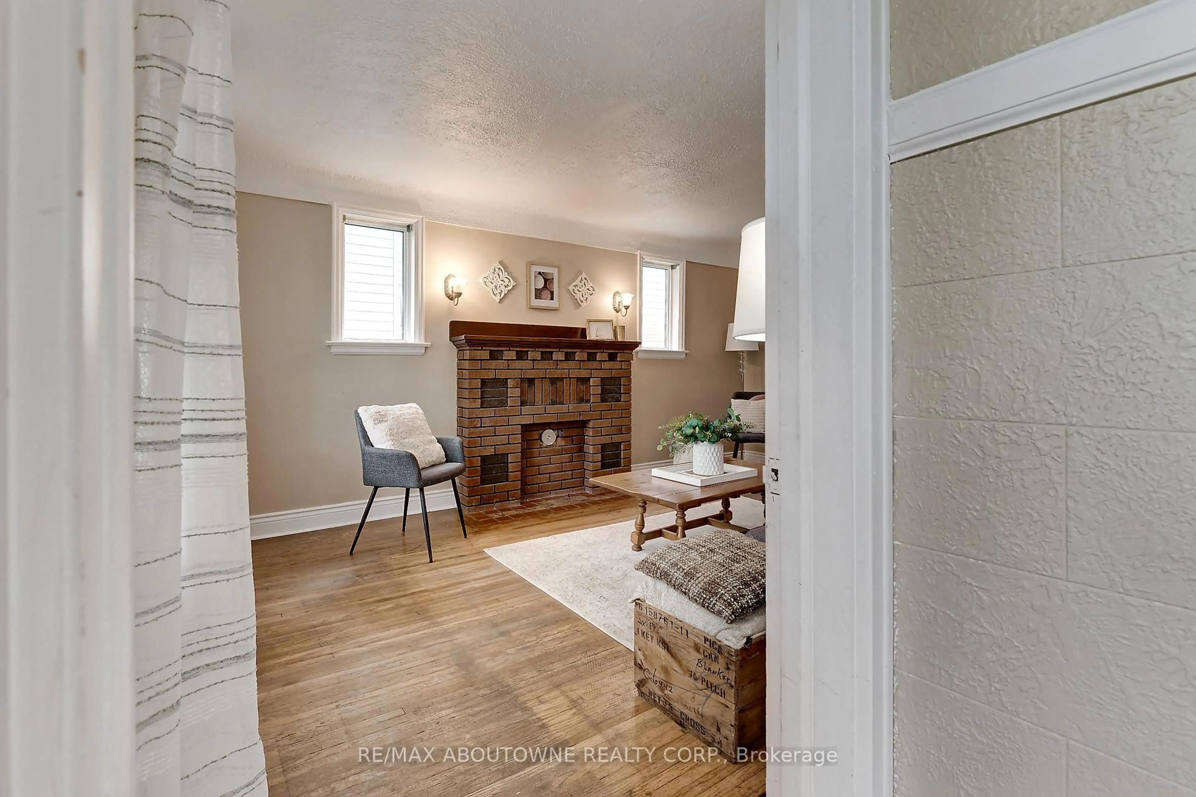 Unknown for 469 Woodland Ave, Burlington Ontario L7R 2S2