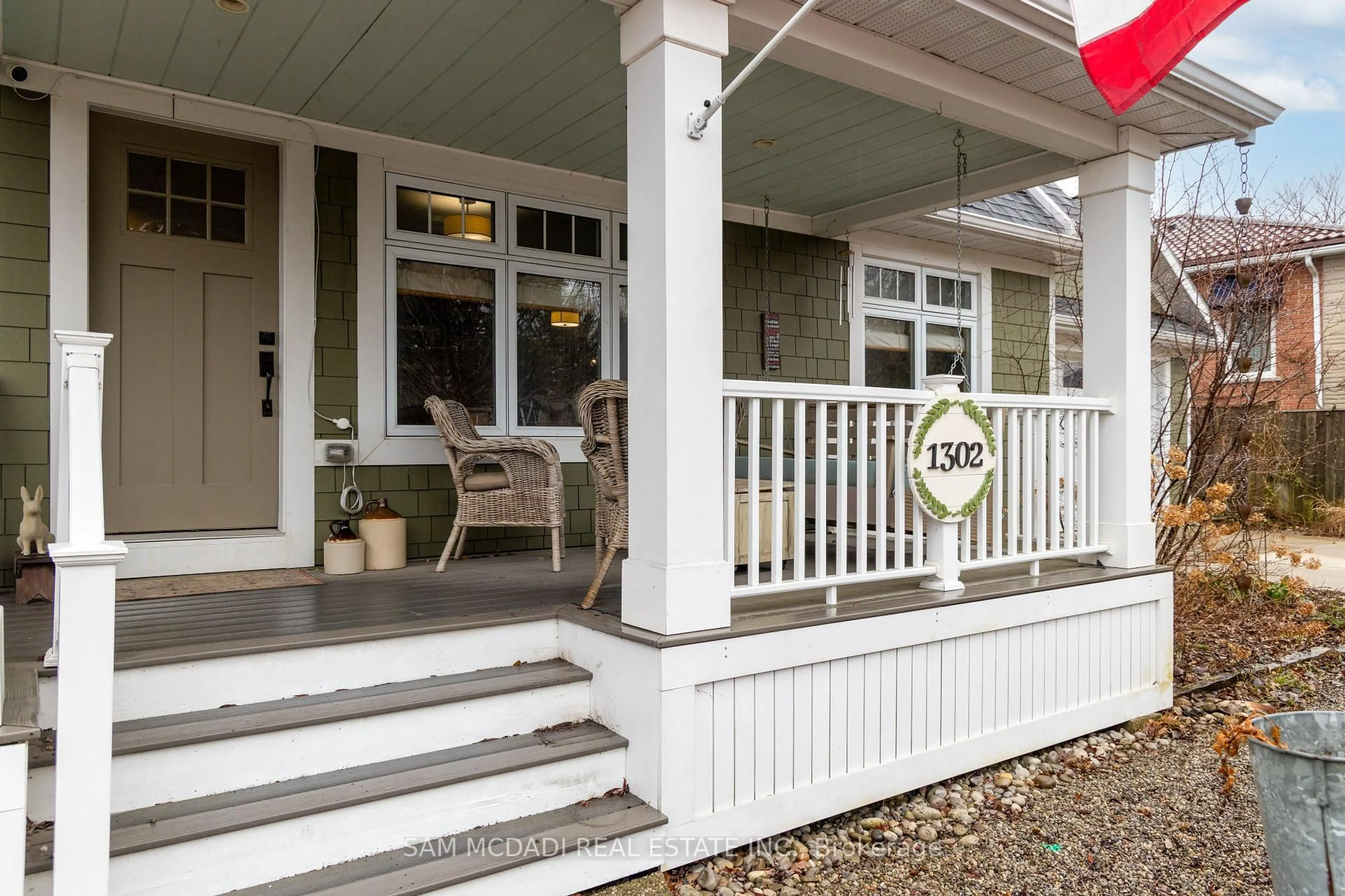 Patio, street for 1302 Meredith Ave, Mississauga Ontario L5E 2E7
