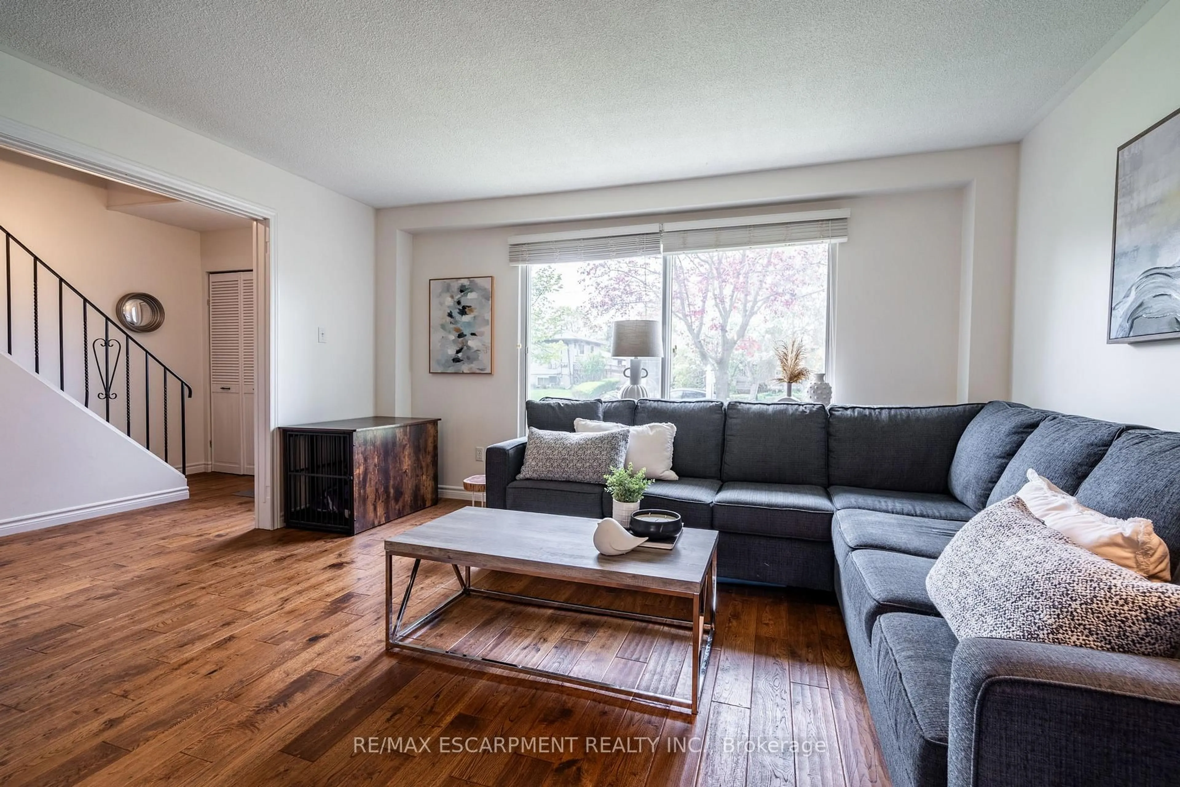 Living room with furniture, wood/laminate floor for 5510 Spruce Ave, Burlington Ontario L7L 1P2