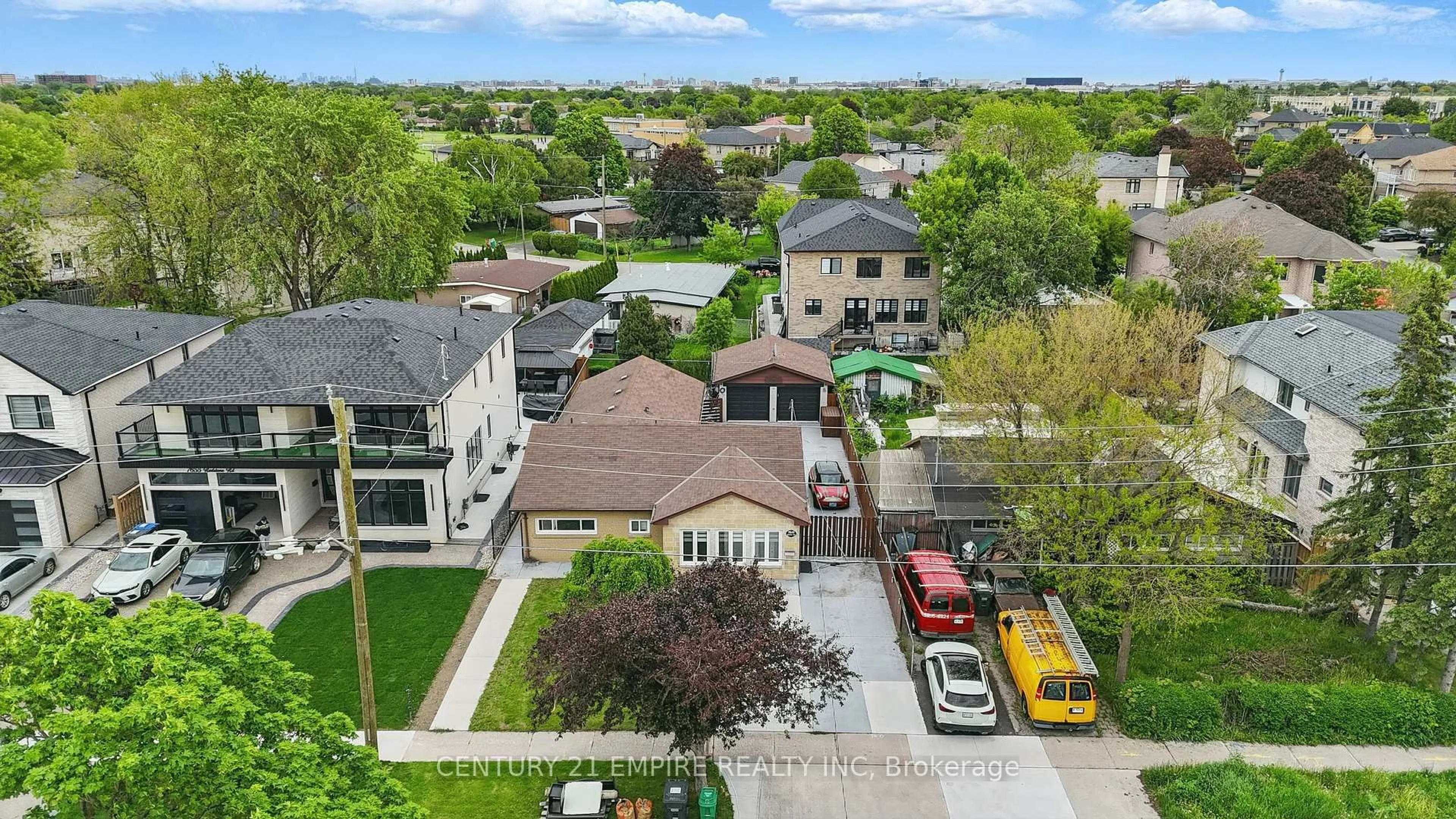 A pic from outside/outdoor area/front of a property/back of a property/a pic from drone, street for 7649 Redstone Rd, Mississauga Ontario L4T 2B7