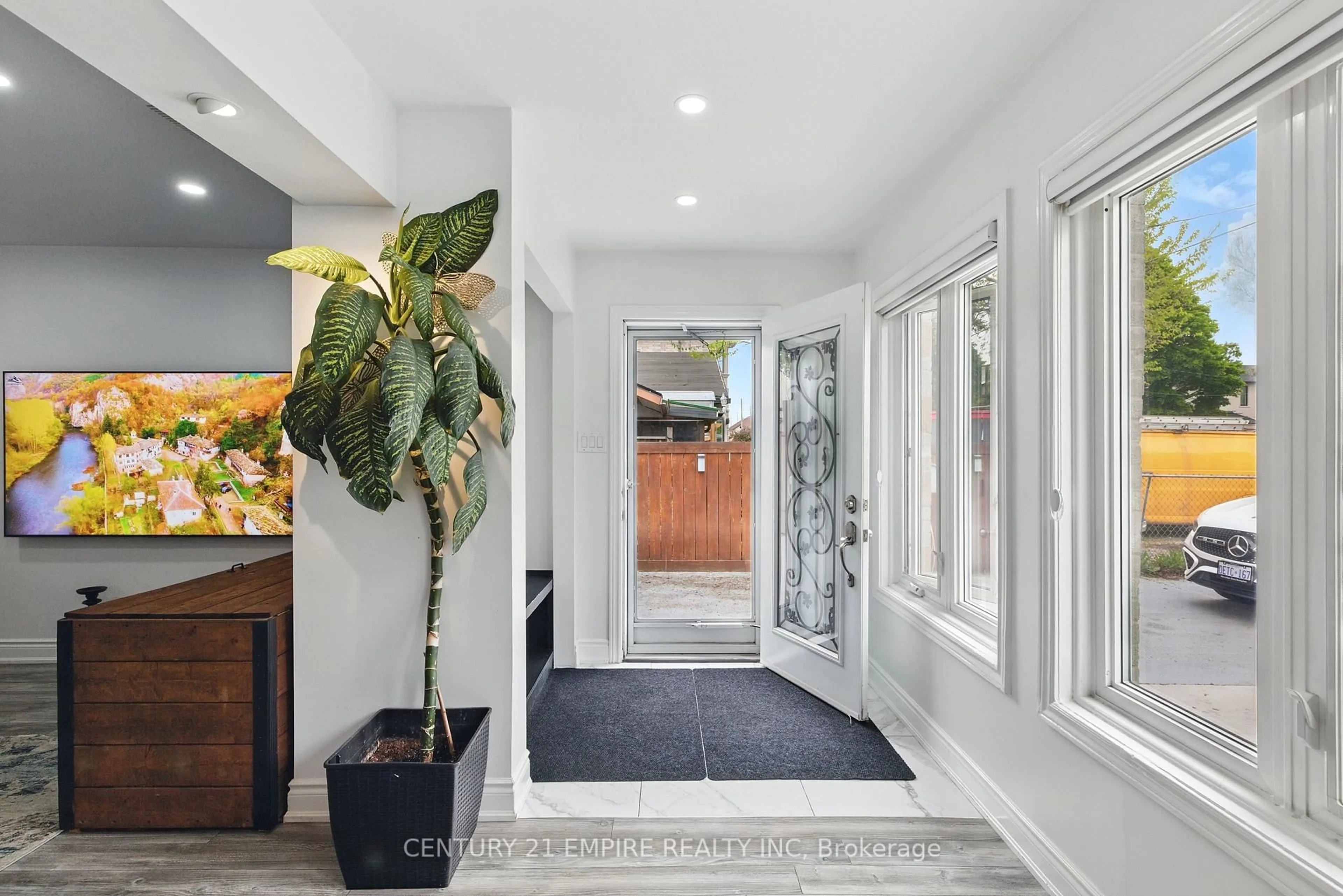 Indoor entryway for 7649 Redstone Rd, Mississauga Ontario L4T 2B7