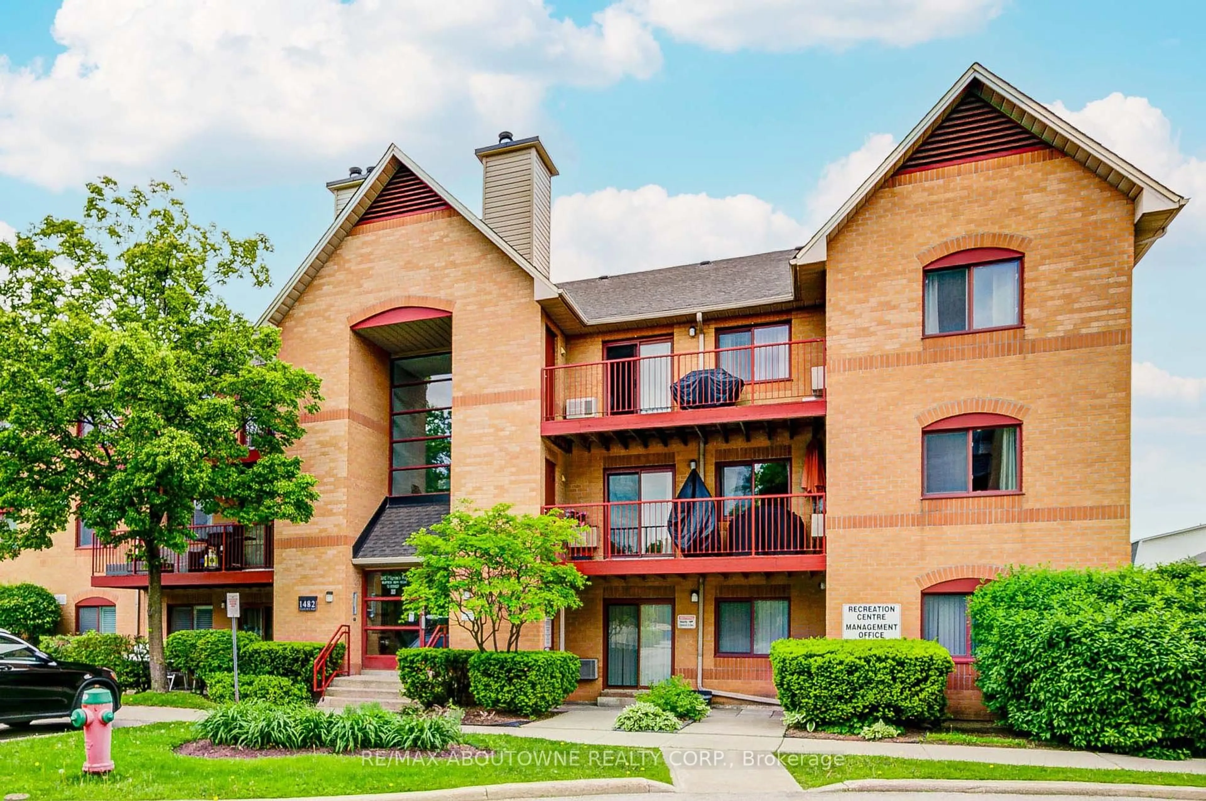 Home with brick exterior material, unknown for 1482 Pilgrims Way #1514, Oakville Ontario L6M 3G7