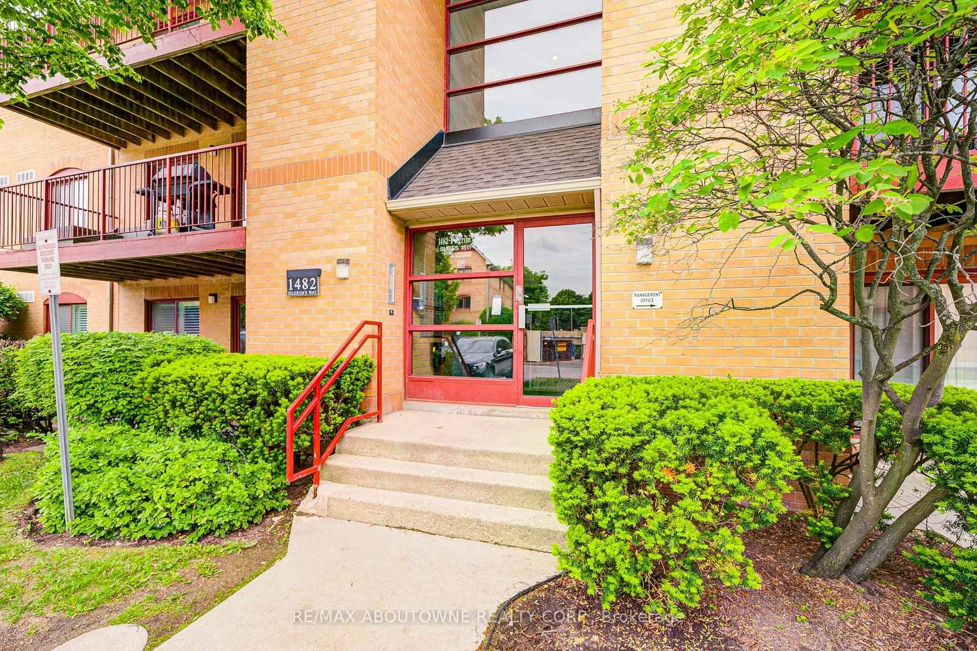 Indoor foyer for 1482 Pilgrims Way #1514, Oakville Ontario L6M 3G7