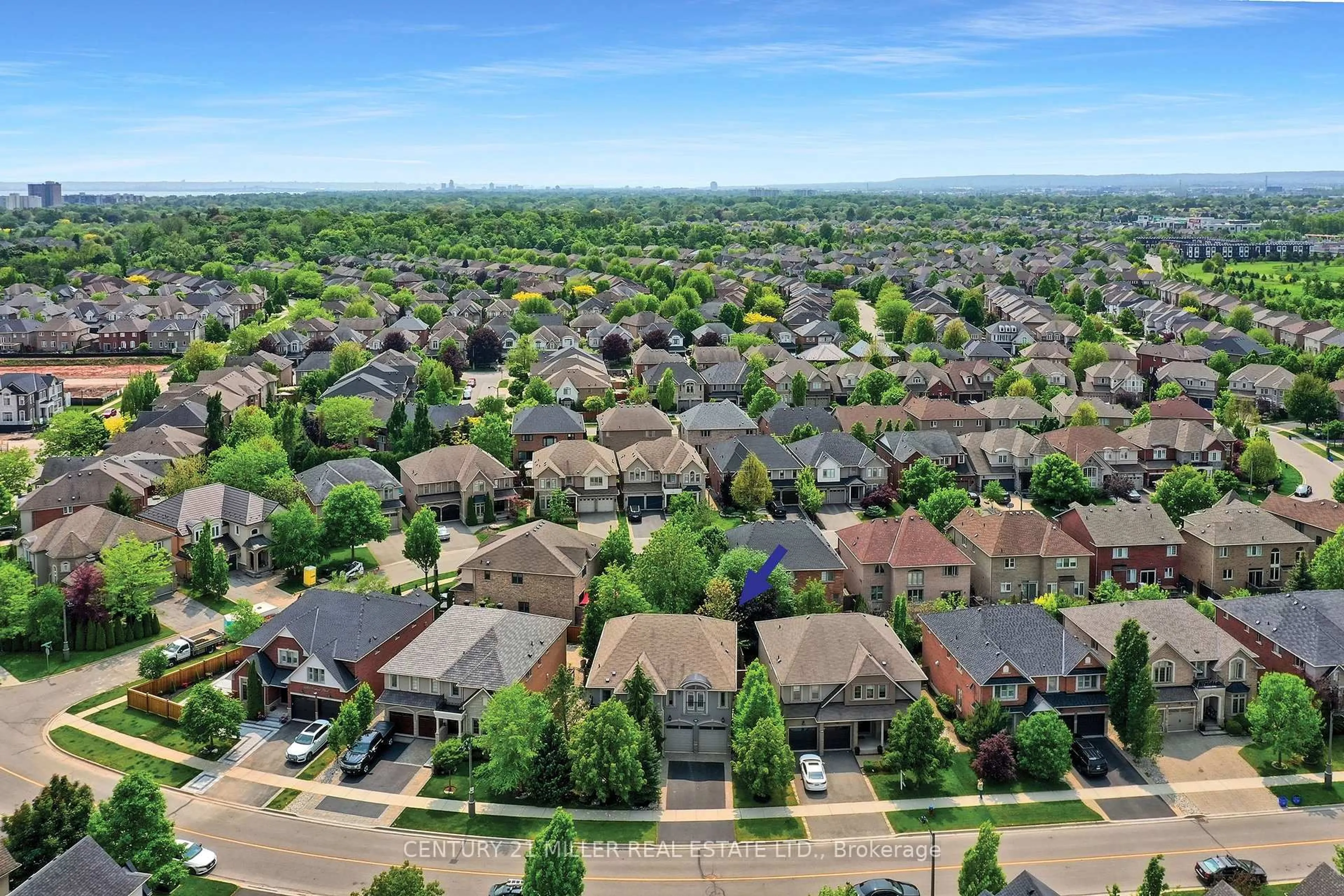 A pic from outside/outdoor area/front of a property/back of a property/a pic from drone, street for 250 Nautical Blvd, Oakville Ontario L6L 0B9