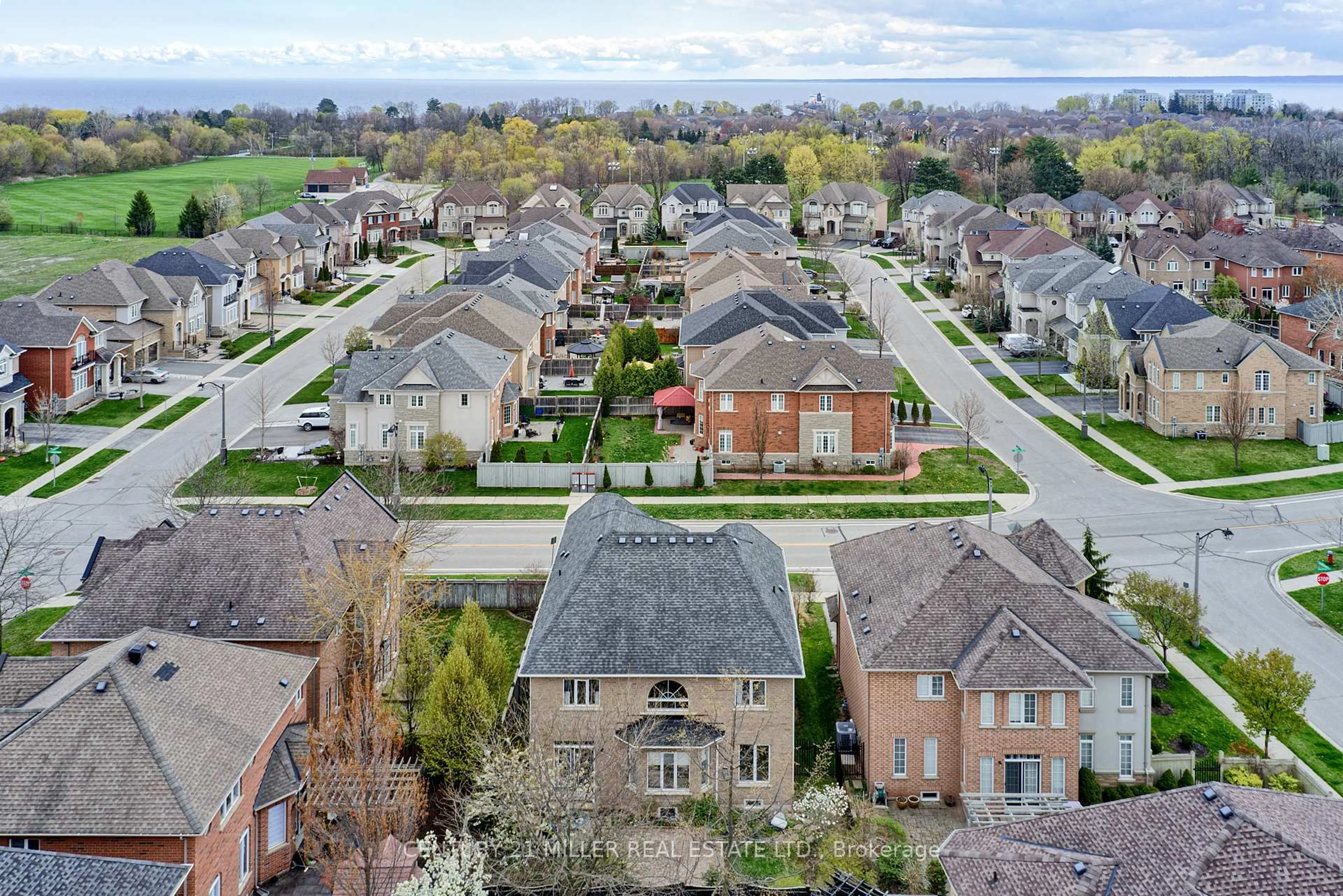 A pic from outside/outdoor area/front of a property/back of a property/a pic from drone, street for 250 Nautical Blvd, Oakville Ontario L6L 0B9