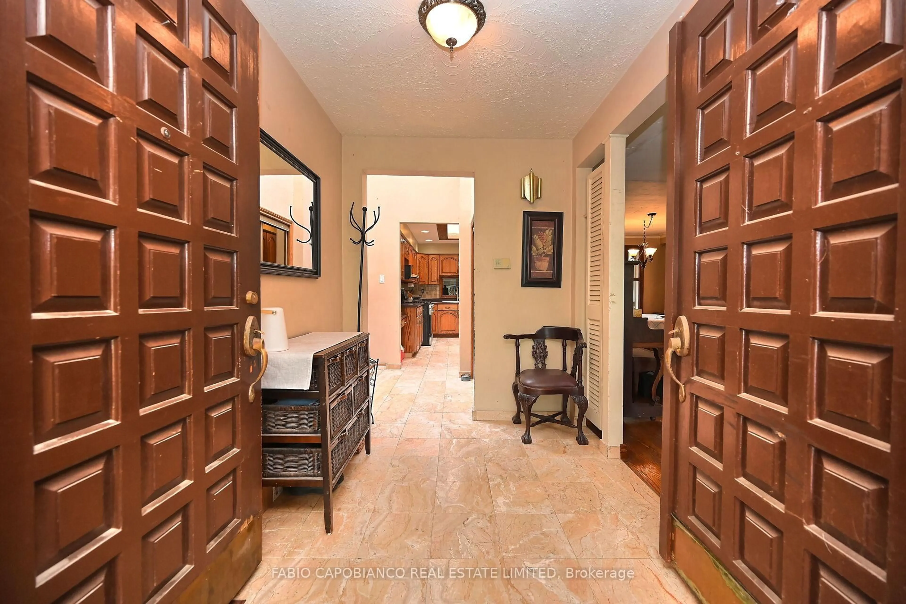 Indoor entryway for 1408 Strathy Ave, Mississauga Ontario L5E 2L2