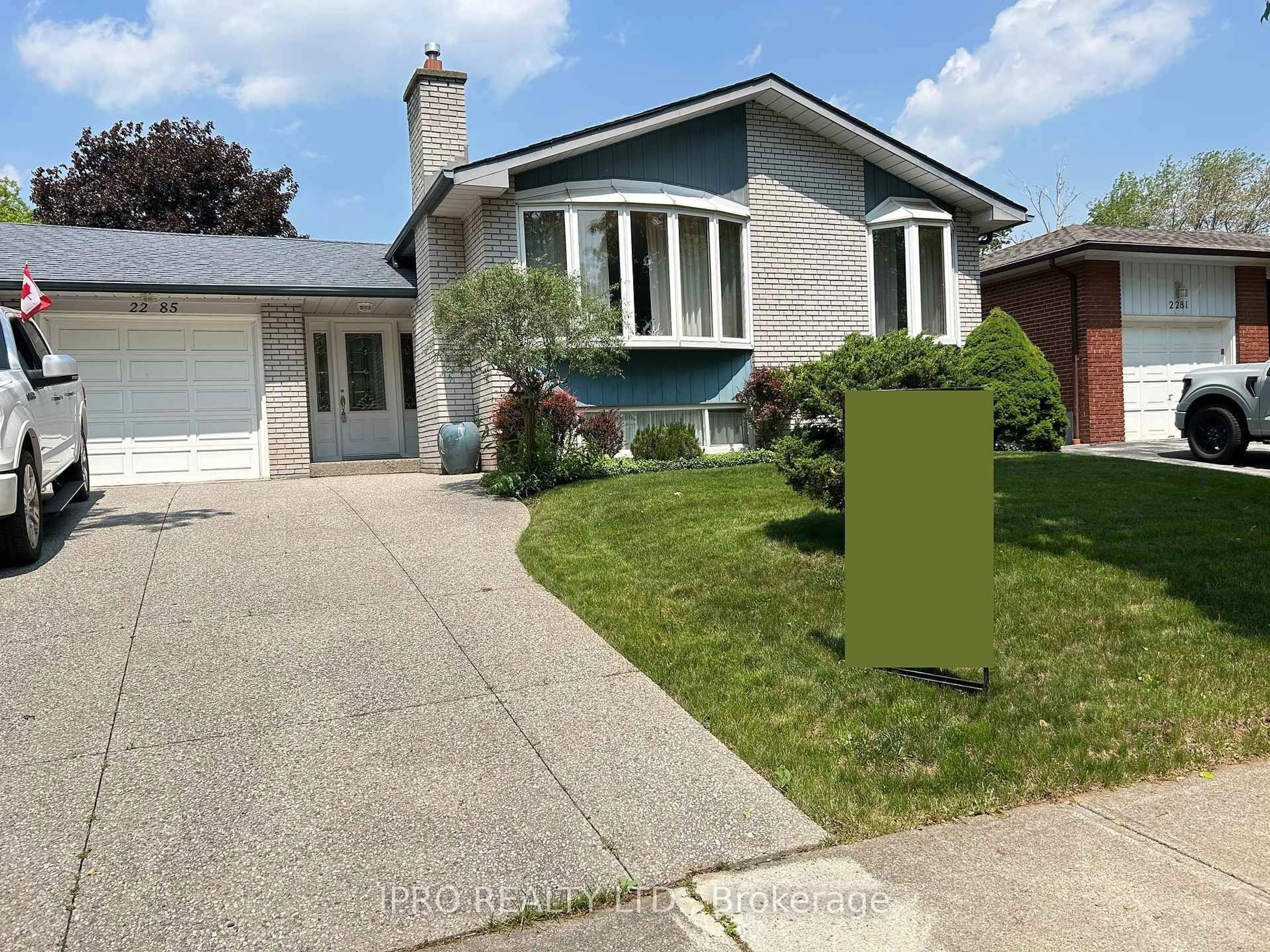 Home with vinyl exterior material, street for 2285 Wyandotte Dr, Oakville Ontario L6L 2T4