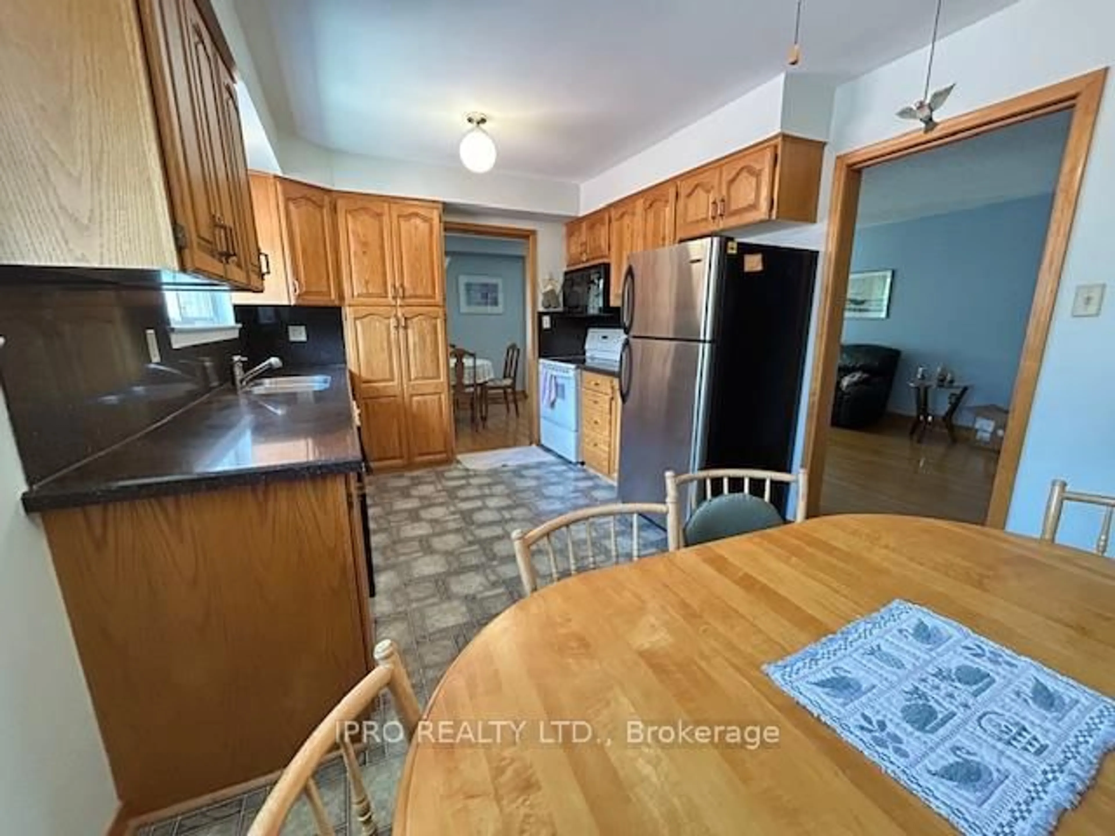 Standard kitchen, unknown for 2285 Wyandotte Dr, Oakville Ontario L6L 2T4
