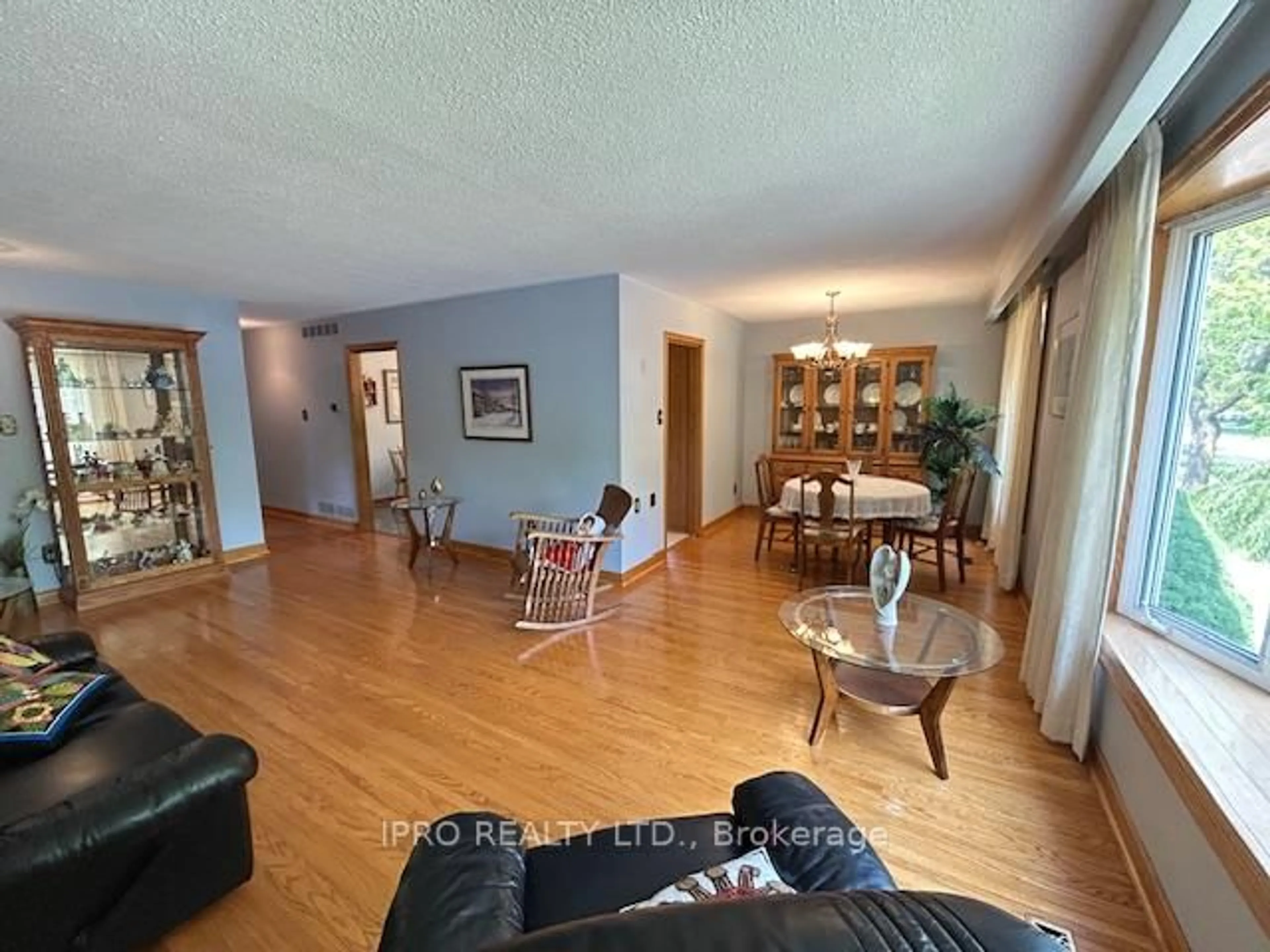 Living room with furniture, wood/laminate floor for 2285 Wyandotte Dr, Oakville Ontario L6L 2T4