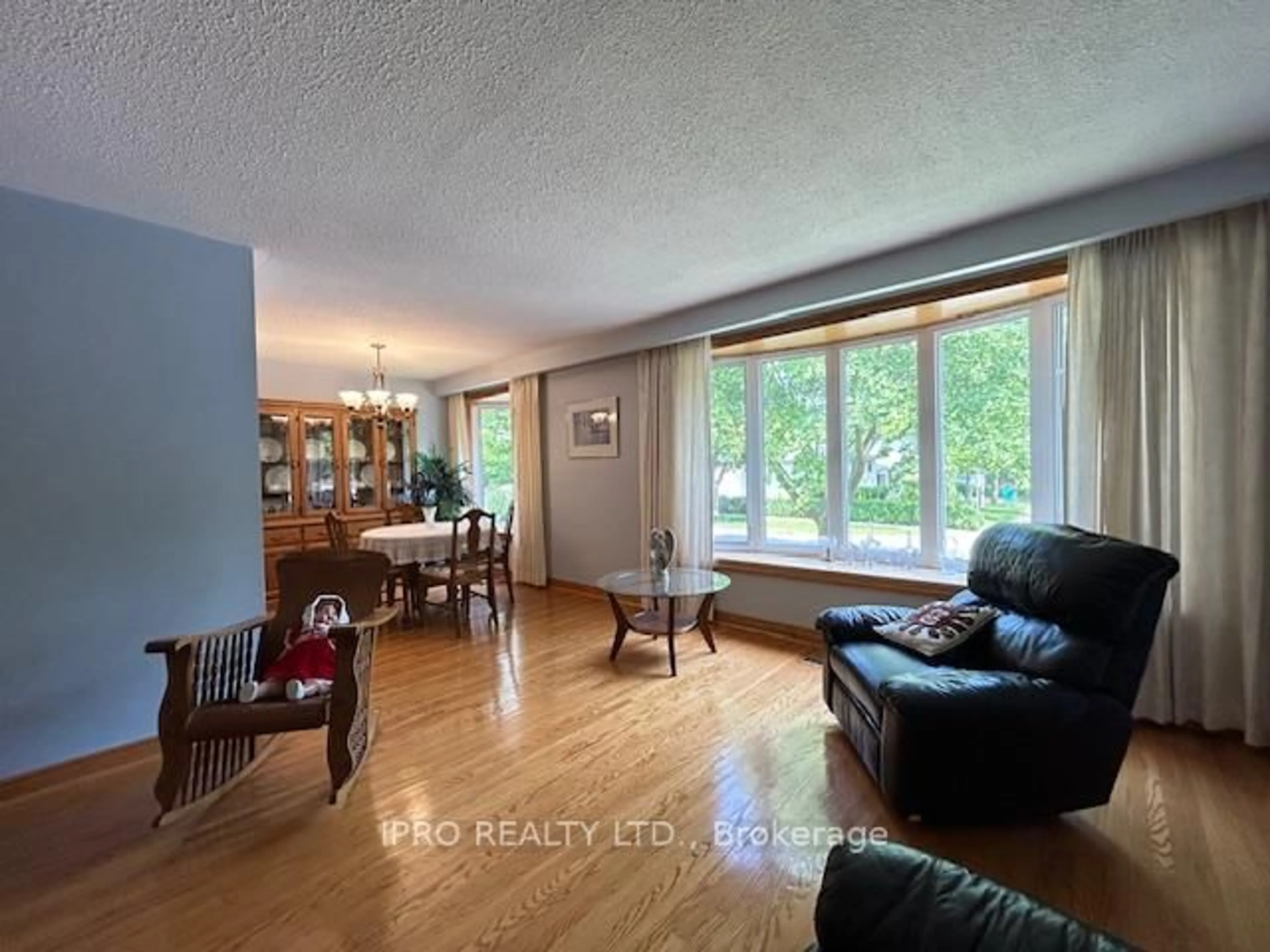 Living room with furniture, wood/laminate floor for 2285 Wyandotte Dr, Oakville Ontario L6L 2T4
