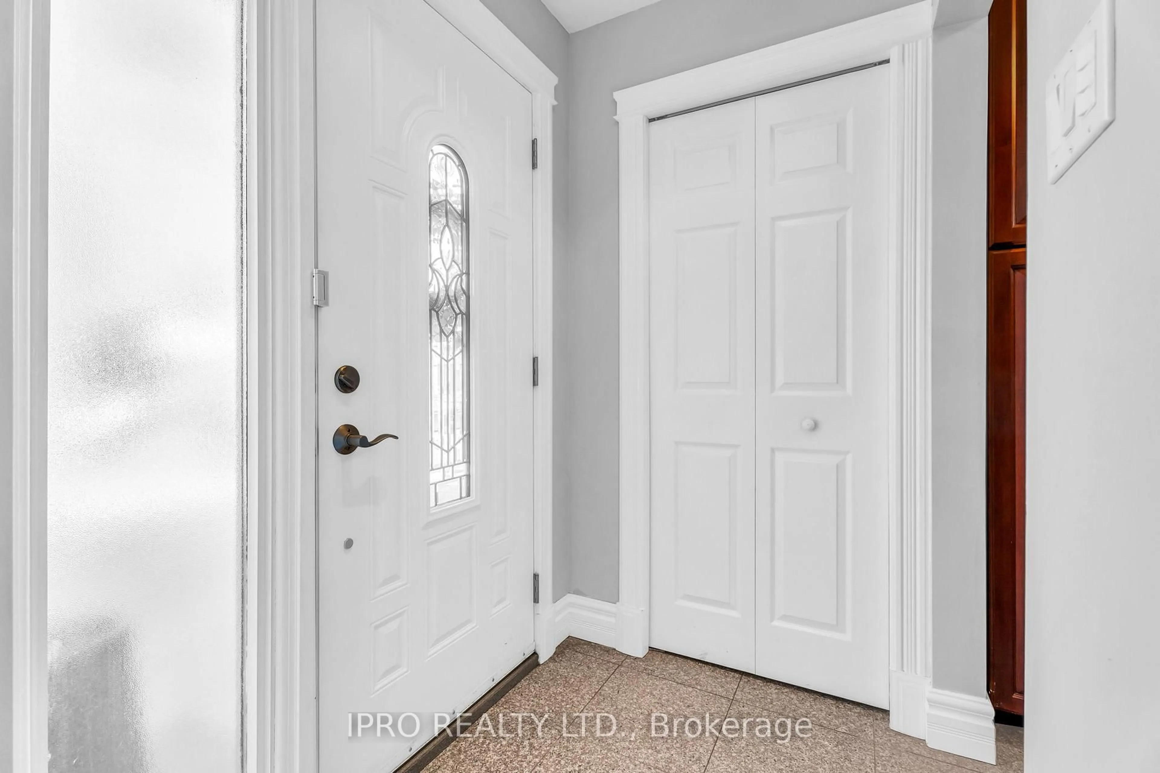 Indoor entryway for 117 Alicewood Crt, Toronto Ontario M9V 3Y1